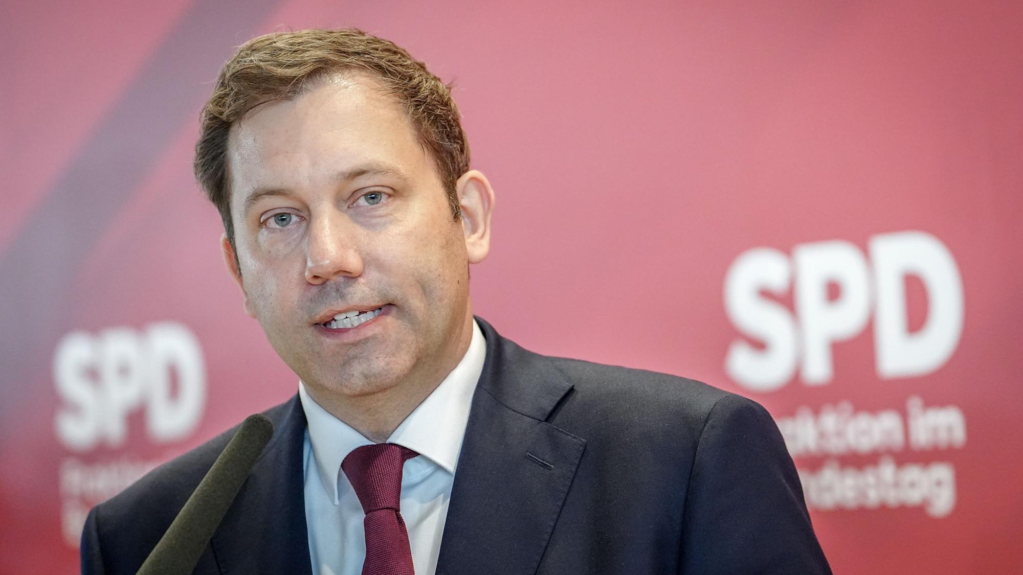 Das Foto zeigt Lars Klingbeil, SPD-Bundesvorsitzender und SPD-Fraktionsvorsitzender, bei einem Pressestatement am 26. Februar 2025.