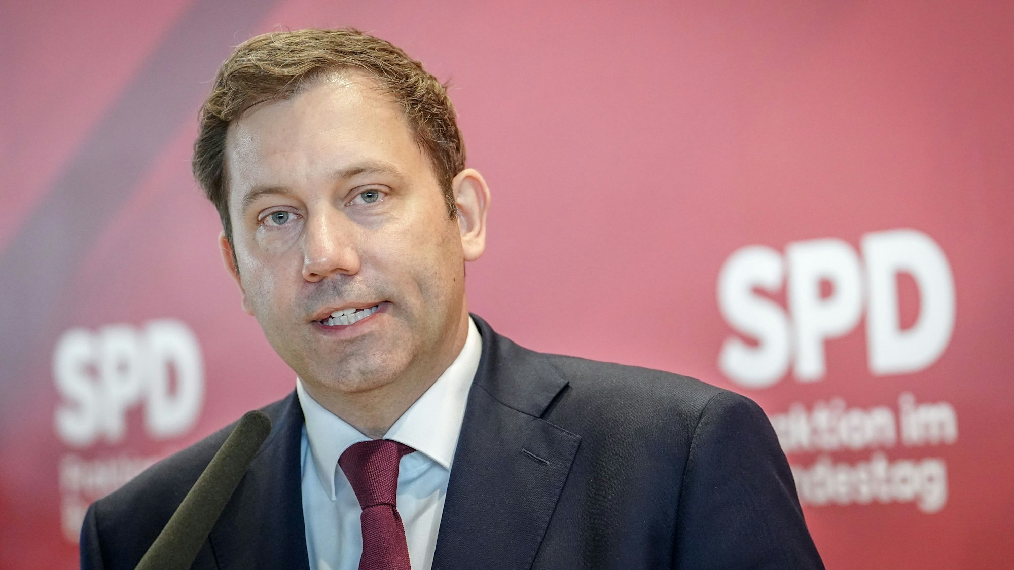 Das Foto zeigt Lars Klingbeil, SPD-Bundesvorsitzender und SPD-Fraktionsvorsitzender, bei einem Pressestatement am 26. Februar 2025.