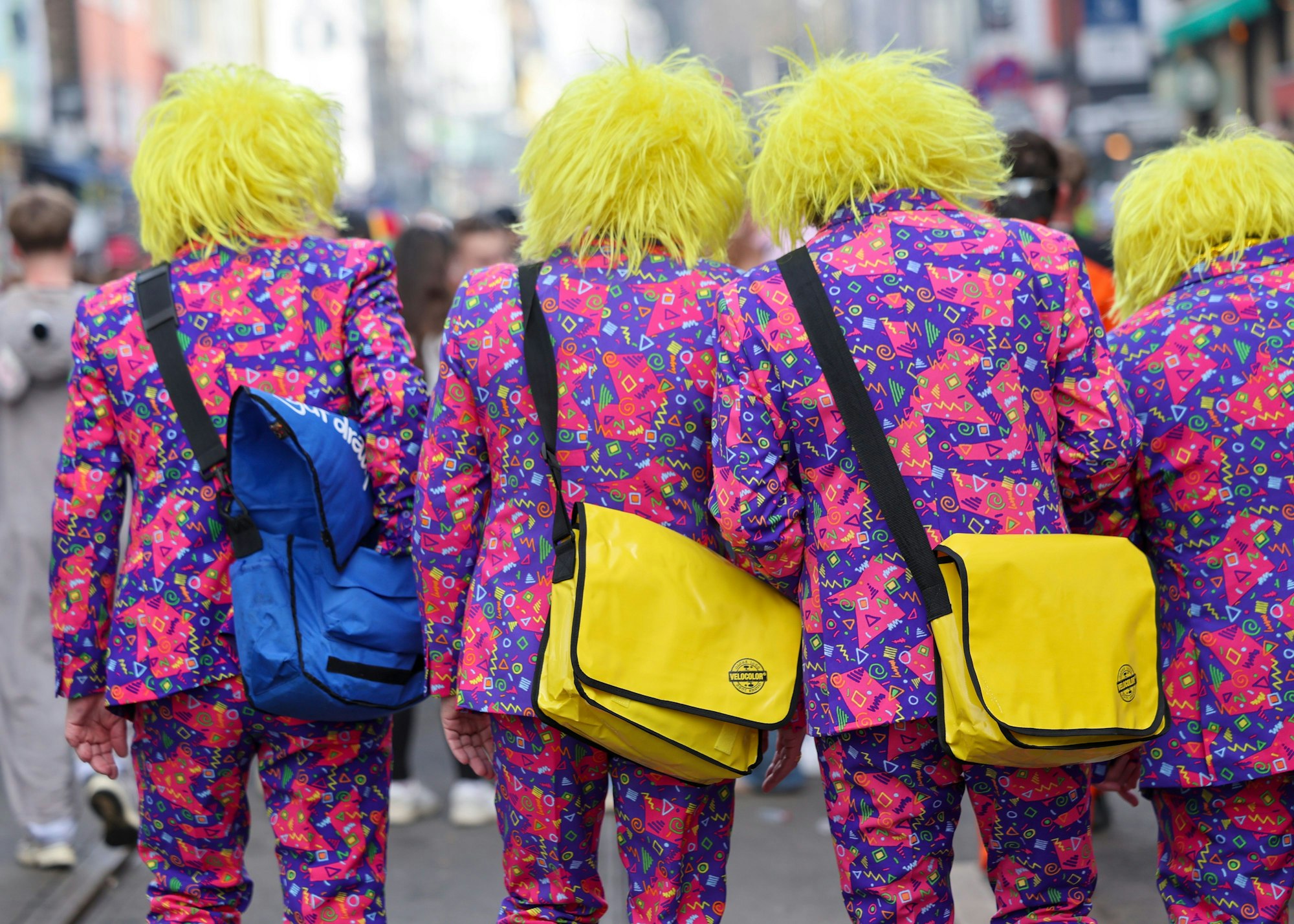 Eine Gruppe von Karnevalisten mit dem gleichen Kostüm geht über die Zülpicher Straße.