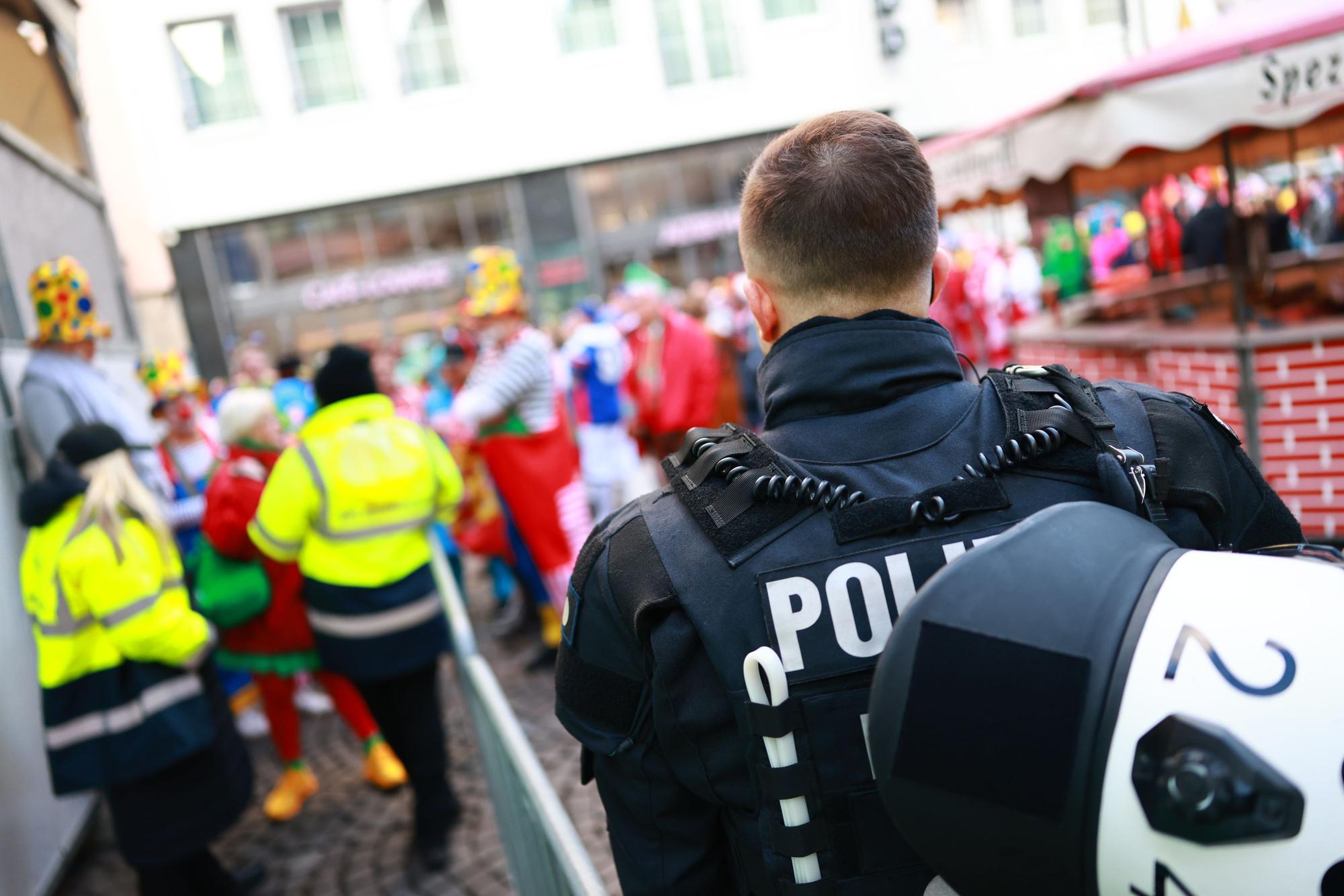 Polizisten sichern bereits in den frühen Morgenstunden die Straßen der Kölner Innenstadt vor dem Beginn des Karnevals.