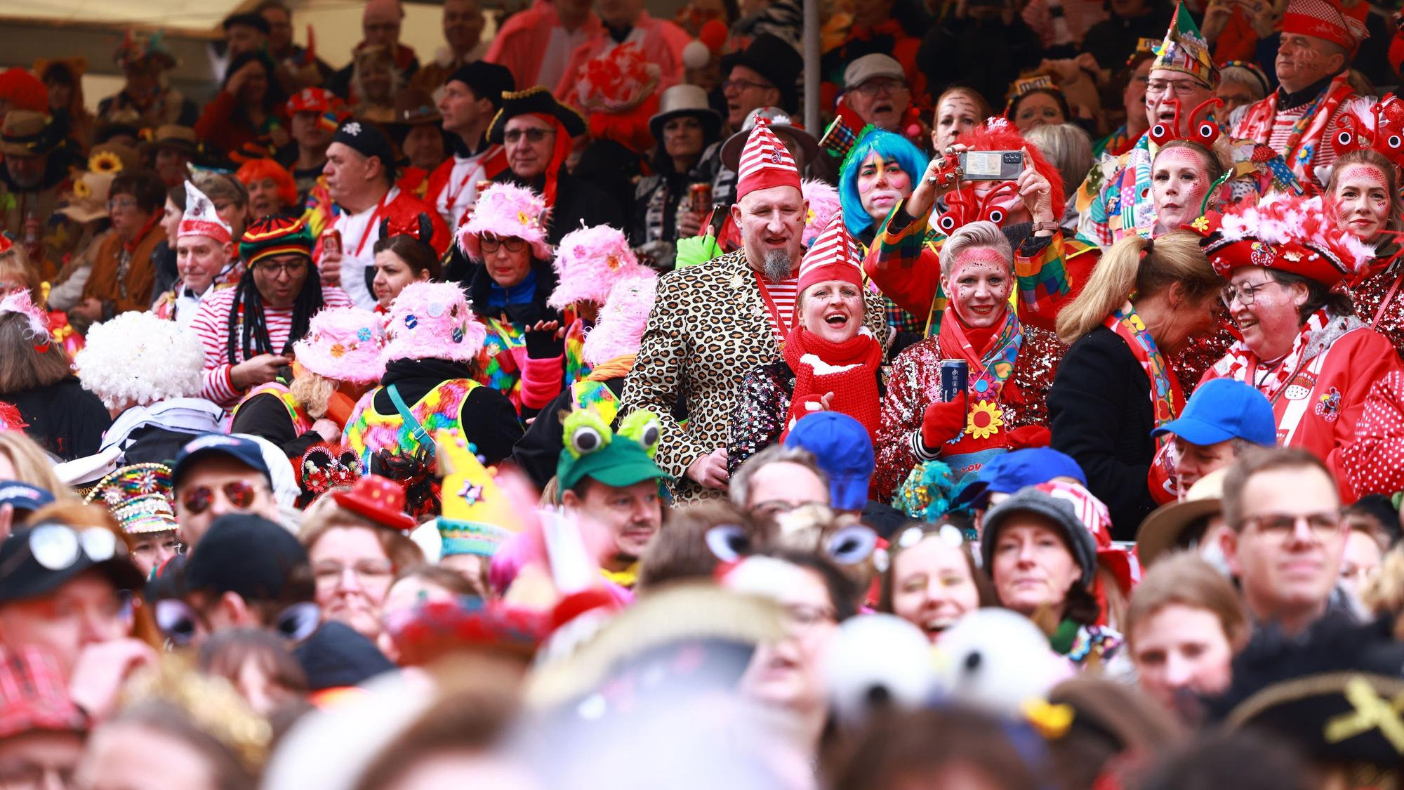 27.02.2025, Nordrhein-Westfalen, Köln: Kostümierte Jecken beginnen auf dem Alter Markt den Karneval zu feiern. Am Donnerstag beginnt mit der Weiberfastnacht die Karnevalssession 2025 unter dem Motto "FasteLOVEnd - wenn Dräum widder blöhe". Foto: Rolf Vennenbernd/dpa +++ dpa-Bildfunk +++