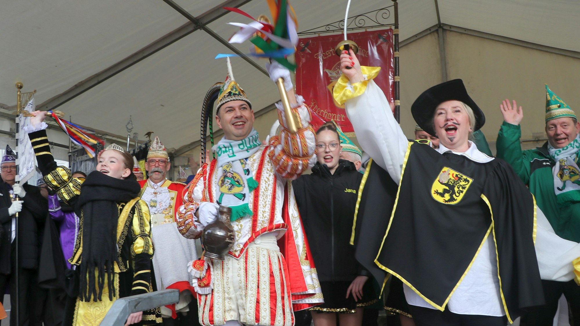 Auf dem Bild sind die Frechener Tollitäten und die Bürgermeisterin im Ritterkostüm zu sehen.