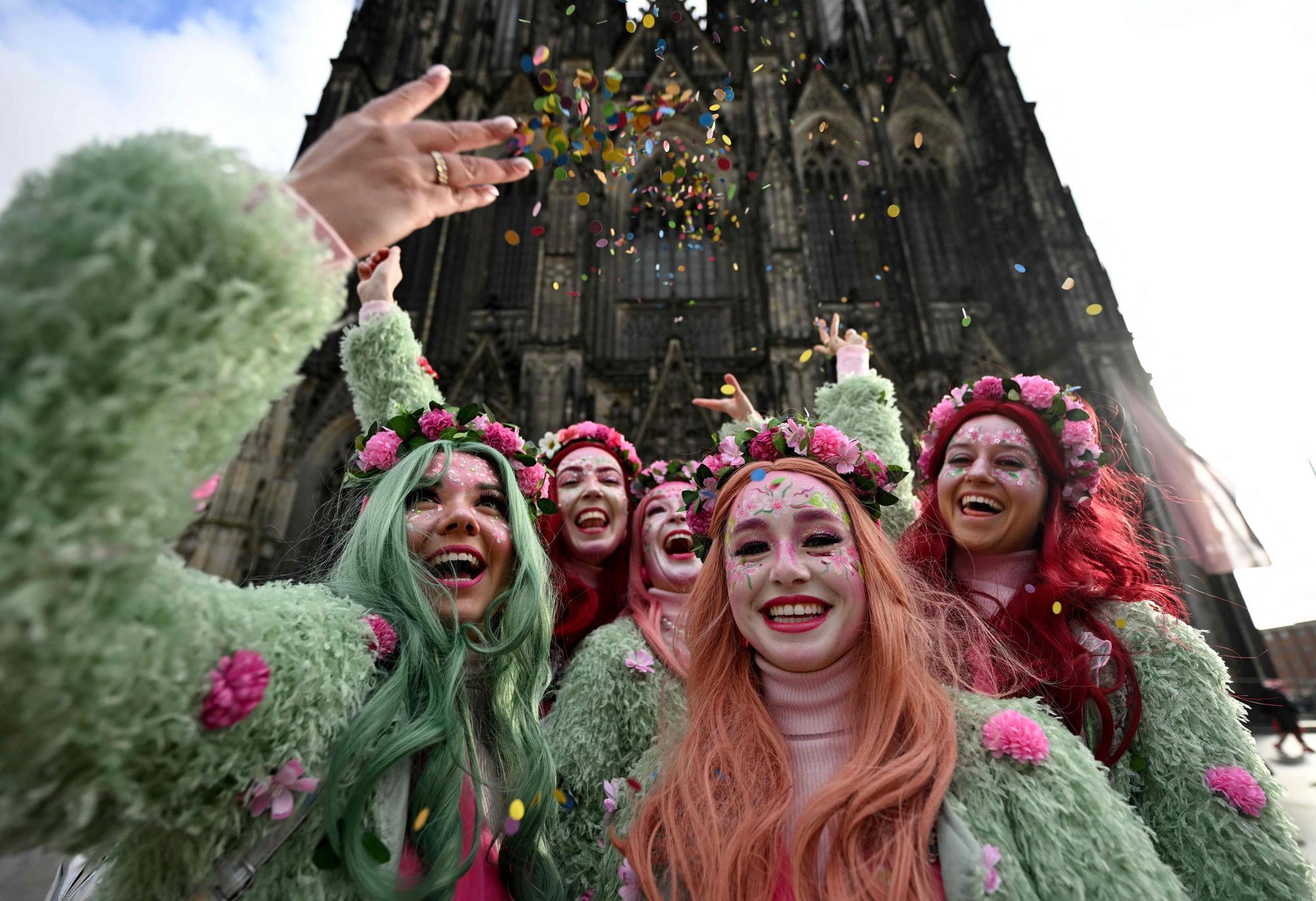 Karnevalisten feiern am Kölner Dom.