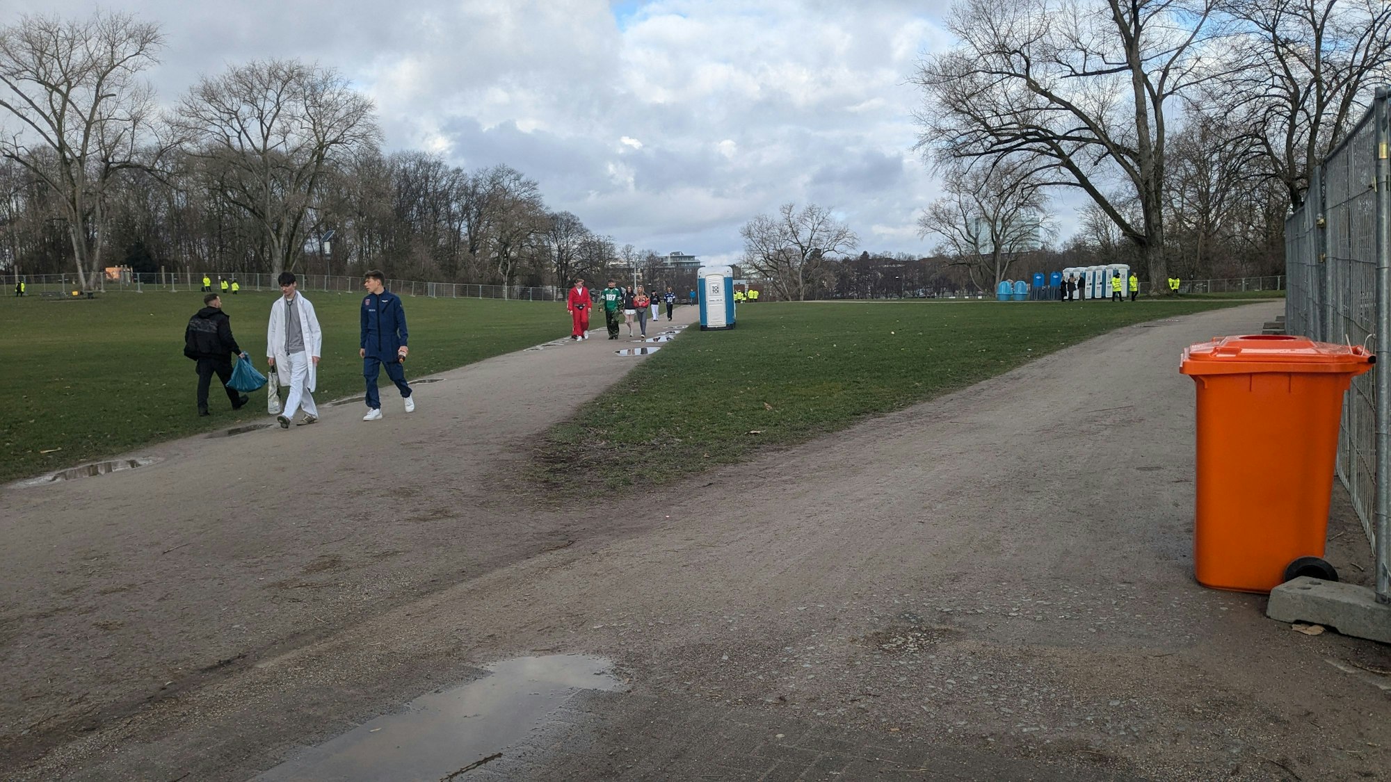 Am Aachener Weiher ist noch nicht viel los.