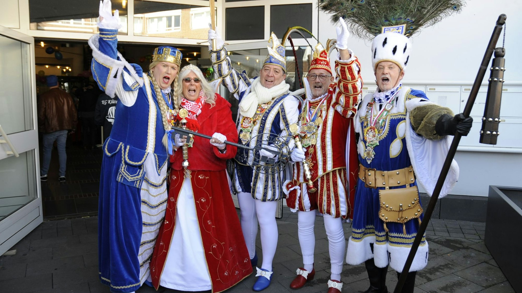 Tollitäten lächeln.