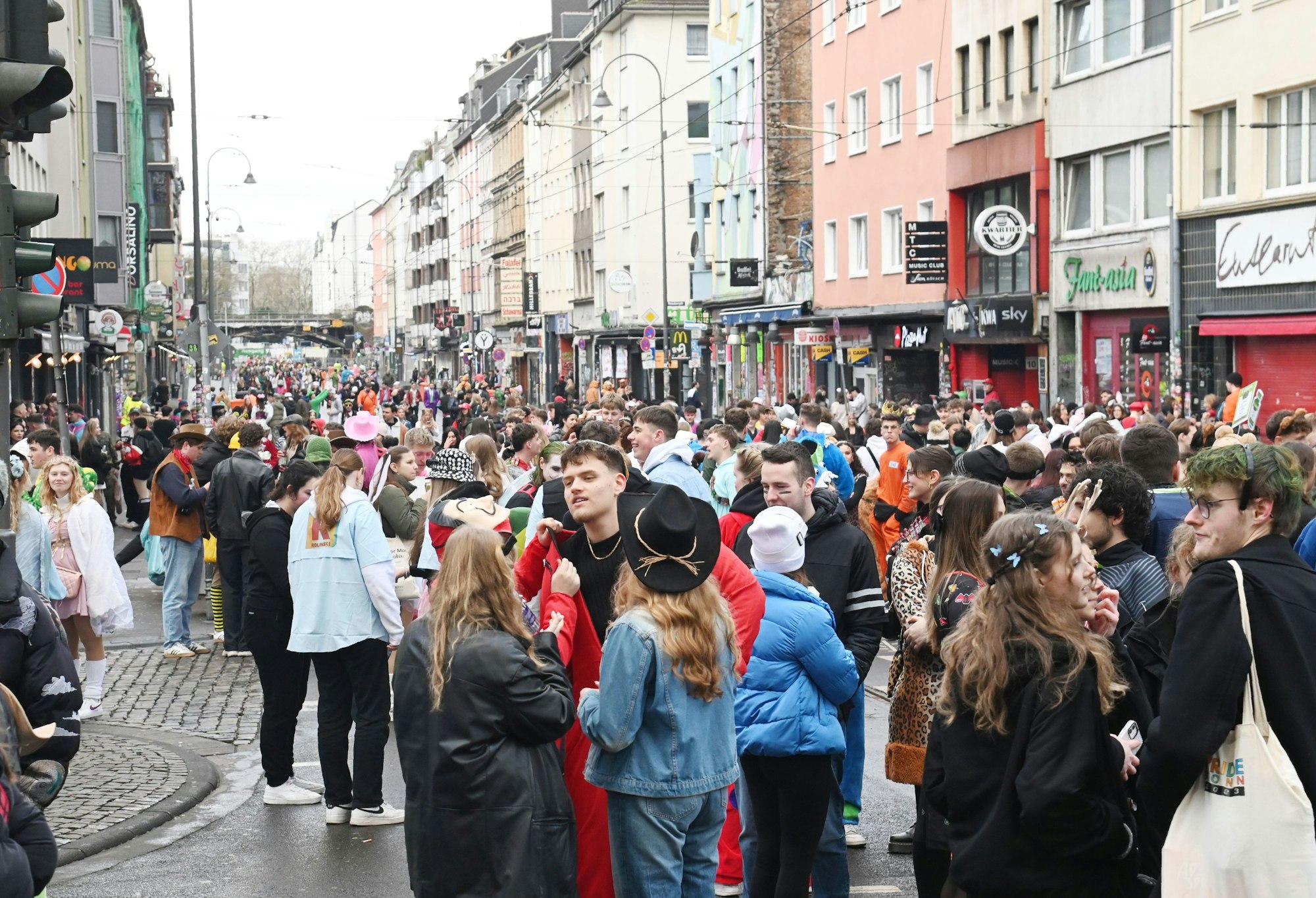 Auf der Zülpicher Straße war gegen 9 Uhr schon eine Menge los.