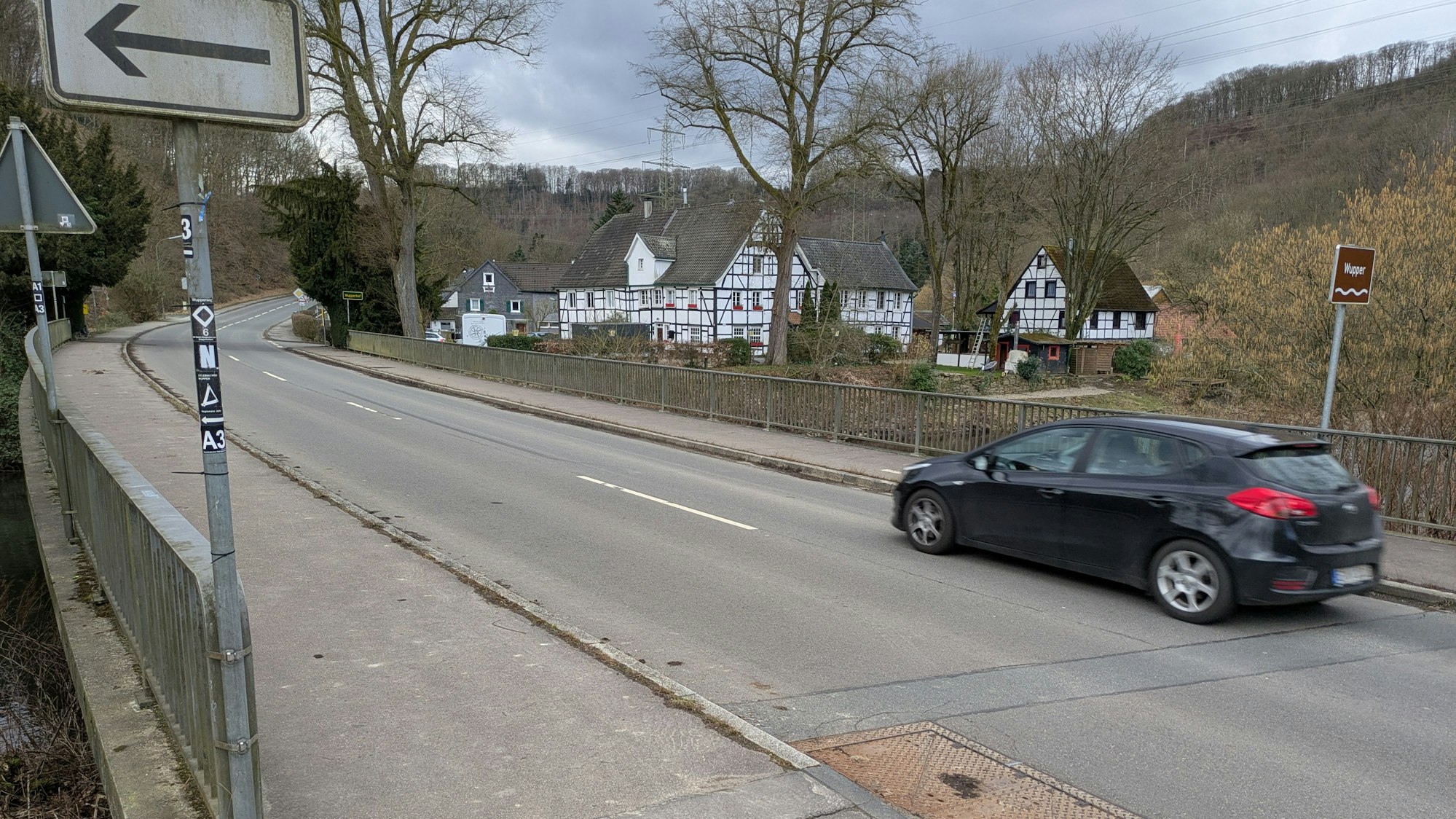 Ein Auto fährt über eine Brücke.
