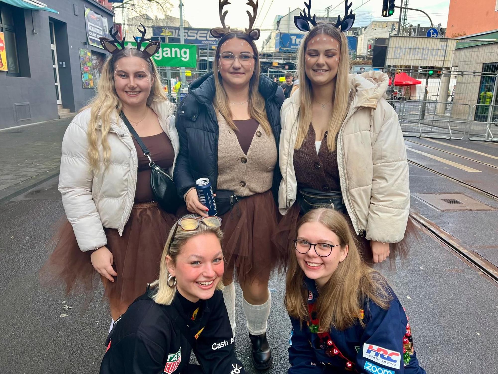 Fünf Freundinnen aus Rommerskirchen feiern Karneval in Köln.