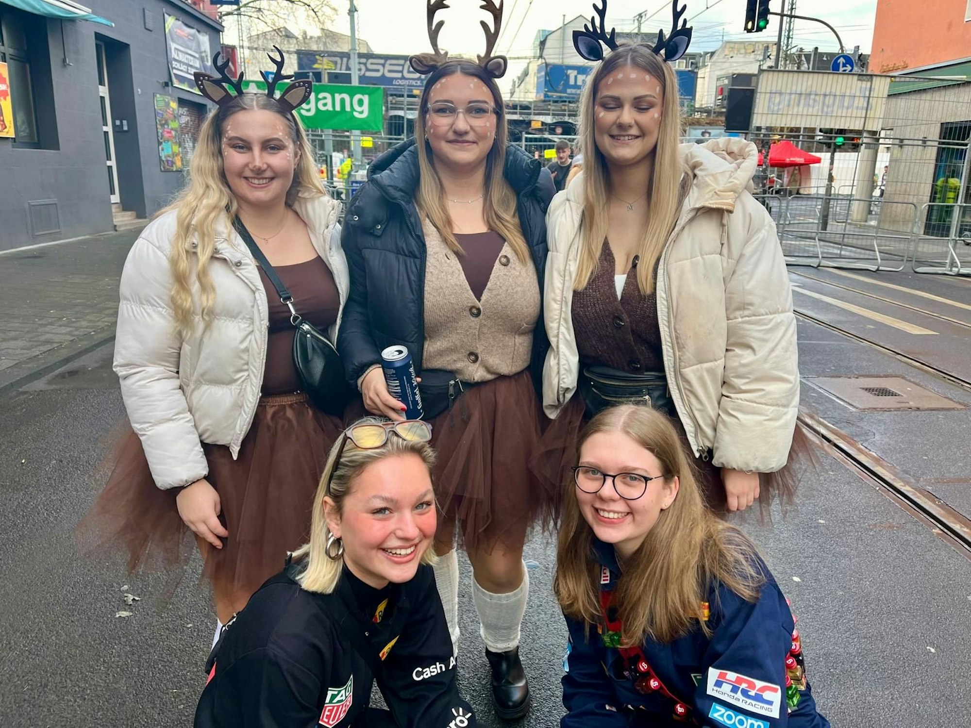 Fünf Freundinnen aus Rommerskirchen feiern Karneval in Köln.
