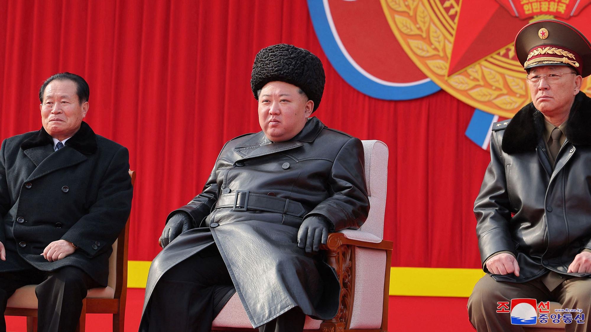 Kim Jong Un bei seinem Besuch in der Kang-Kon-Militärakadamie.