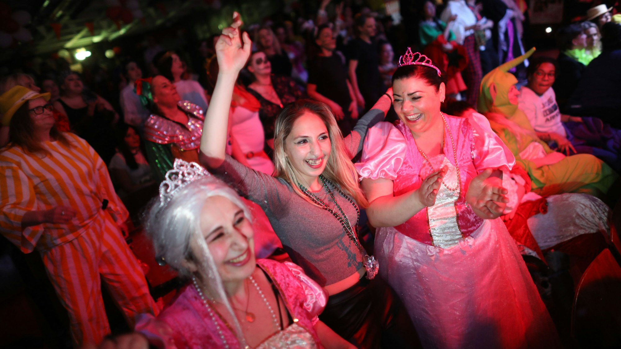 Karnevalssitzung in der JVA Köln für weibliche Inhaftierte.