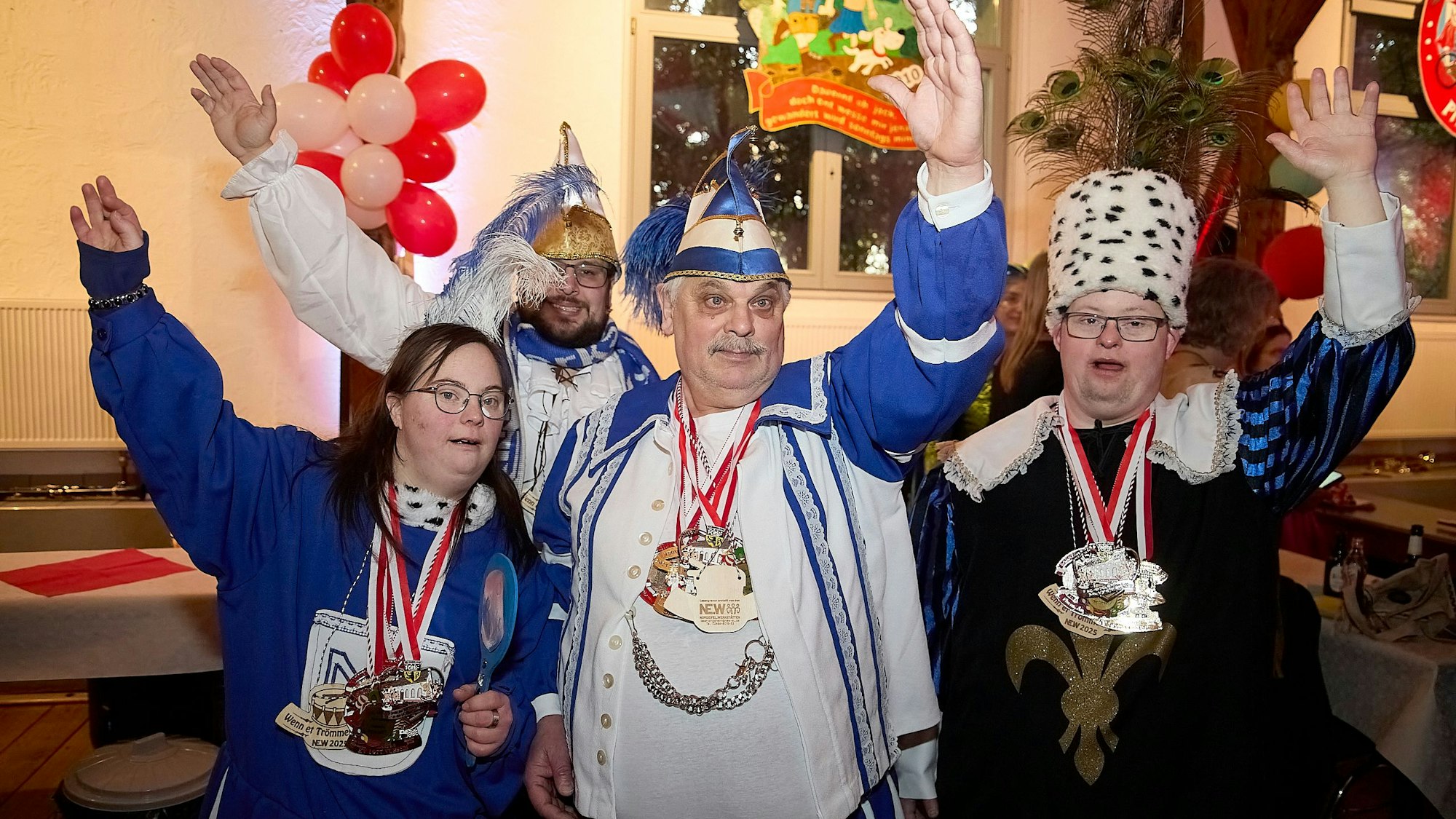 Das Dreigestirn von den Nordeifelwerkstätten in blau-weißem Ornat ist beim Nettersheimer Prinzenempfang dabei.