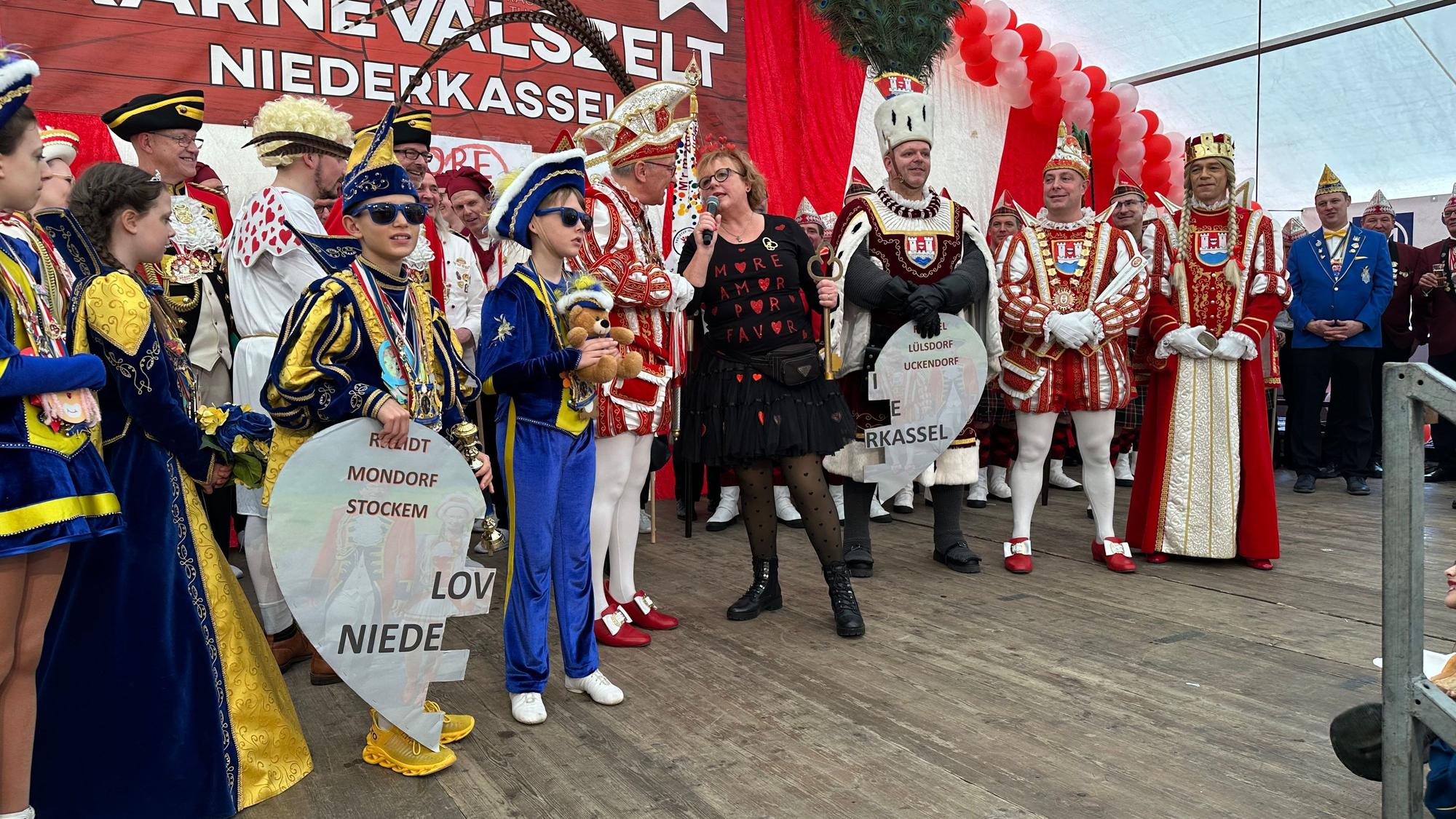 Rathaussturm Niederkassel, Miriam Richartz von der Stadt hat den Schlüssel den Prinzen entrissen