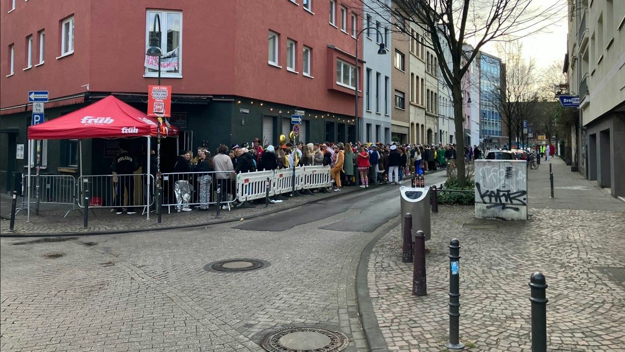 Lange Schlange vor dem Schnörres in der Südstadt.
