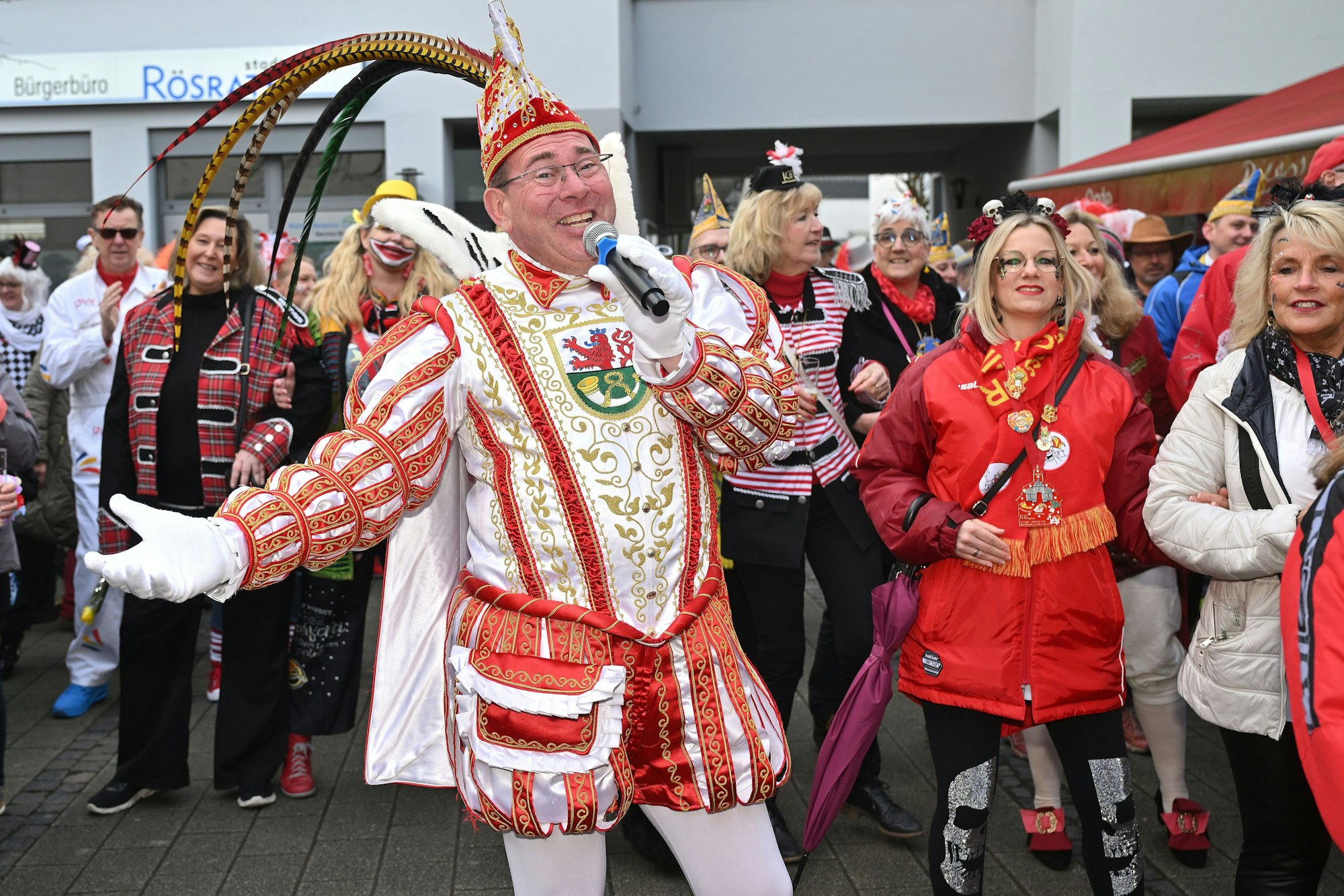Rösraths Prinz Stefan I. hatte an Weiberfastnacht nach eigener Aussage zwar „Ruhetag“, sorgte aber für beste Stimmung.