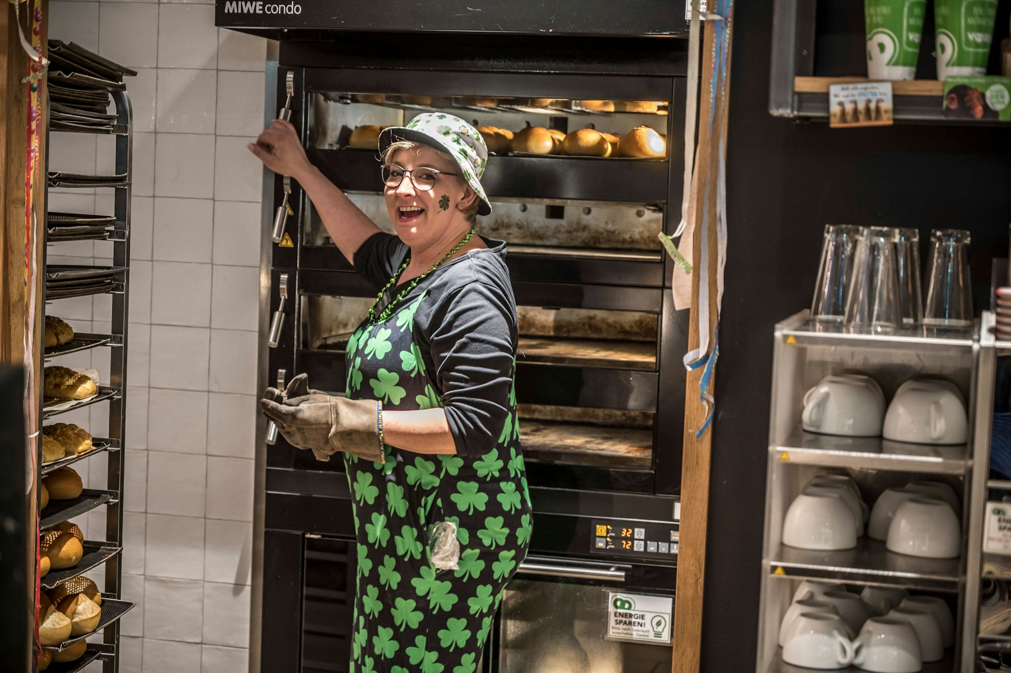 Schlebuscher Bäckereifachverkäuferinnen sind alle kostümiert.
