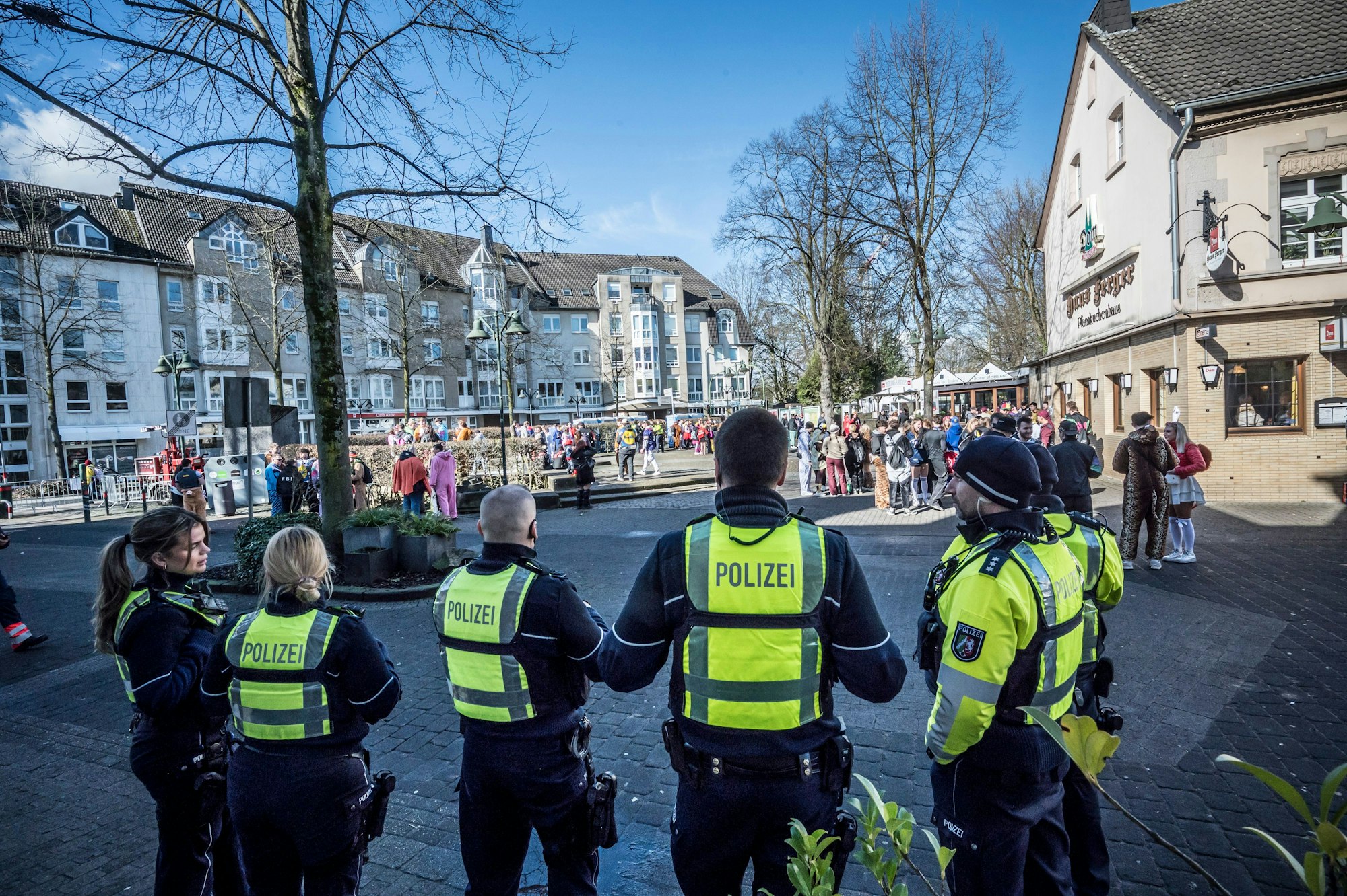 Polizei gab den Jecken ein gutes Sicherheitsgefühl beim Zug der Schlebuscher Weiber an Weiberfastnacht. Foto: Ralf Krieger