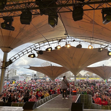 Der Tanzbrunnen ist ein fester Bestandteil der Karnevalslocations in Köln - wie hier im vergangenen Jahr. Kasalla ist auch wieder dabei.