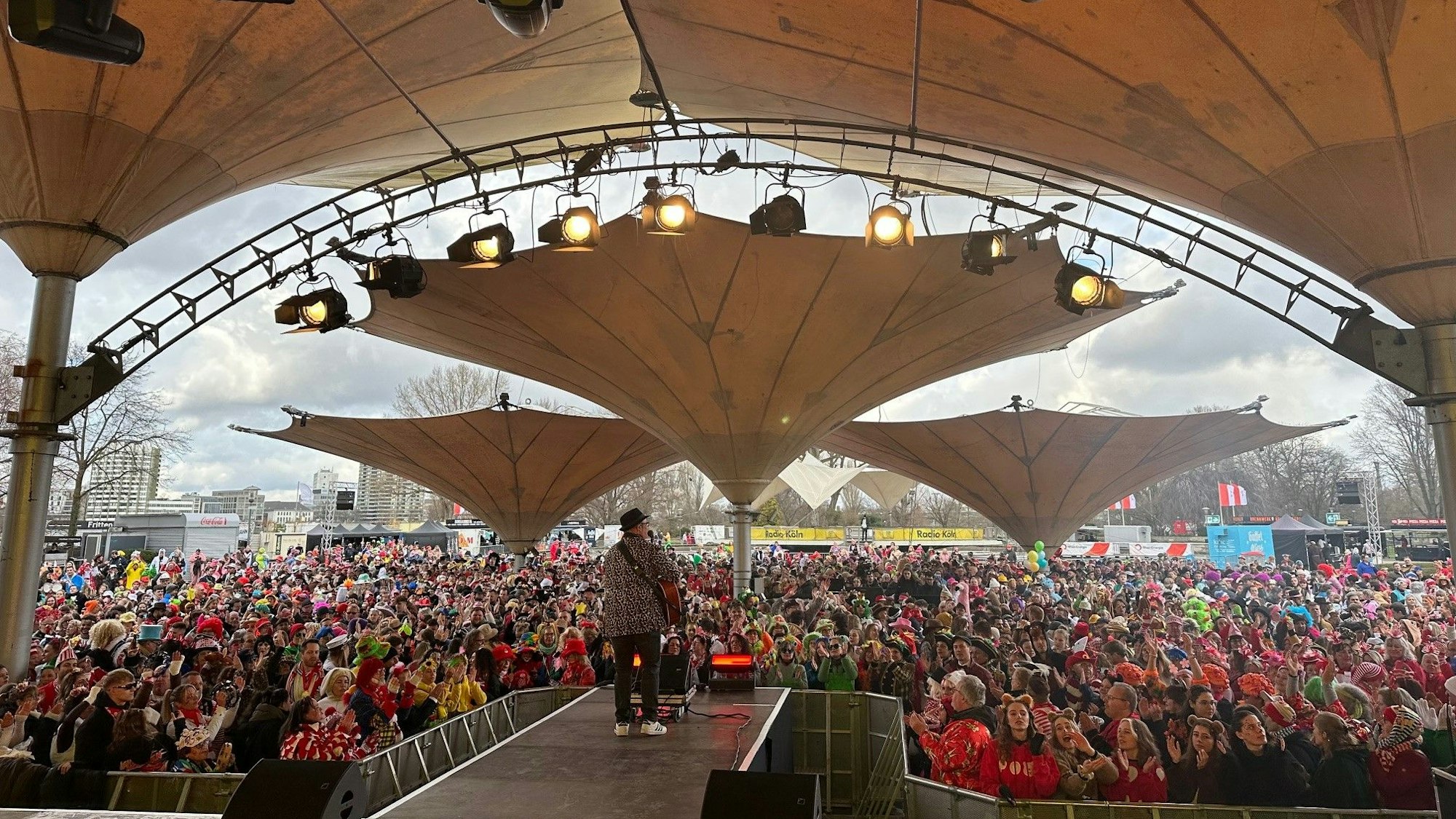 Der Tanzbrunnen ist ein fester Bestandteil der Karnevalslocations in Köln - wie hier im vergangenen Jahr. Kasalla ist auch wieder dabei.