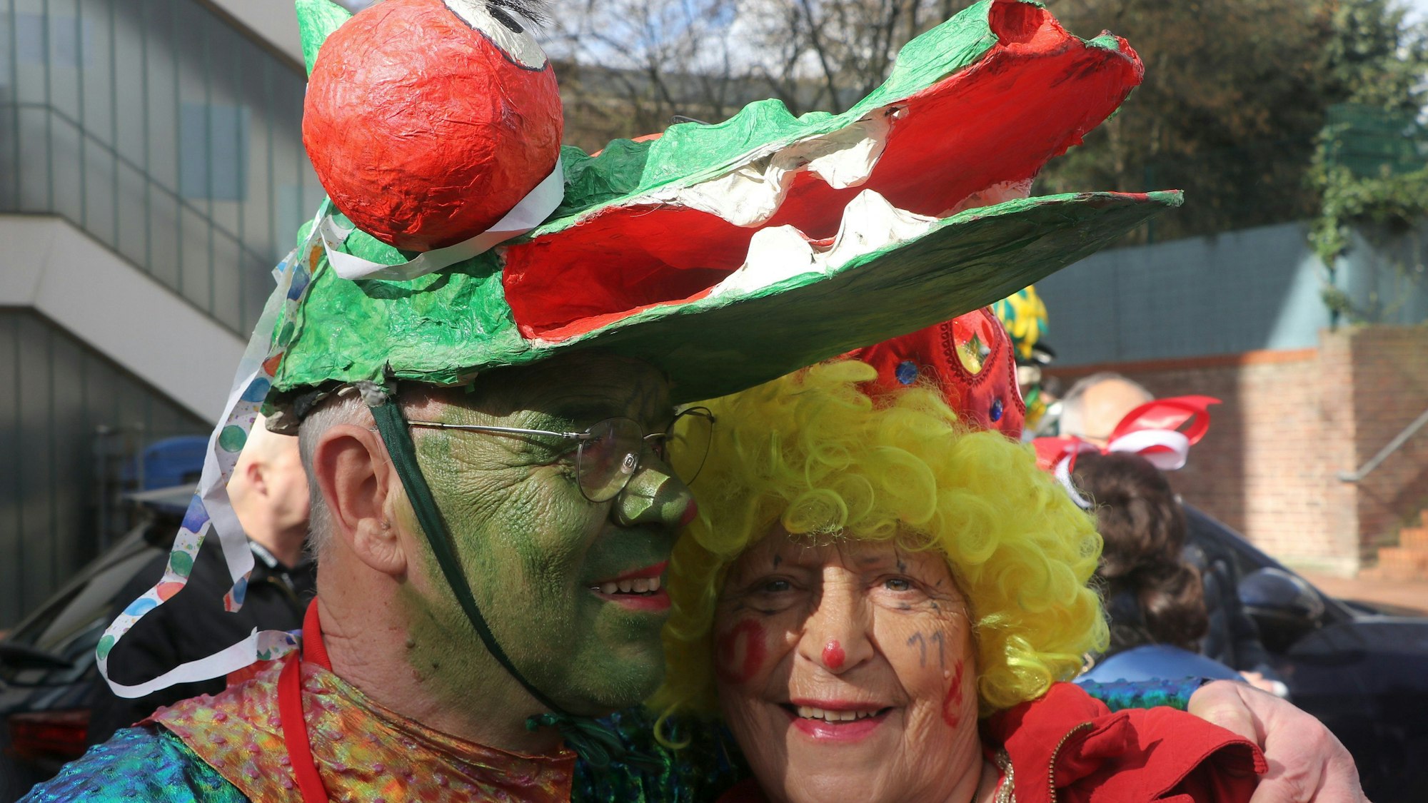 Auf dem Bild ist ein Paar in Kostüm zu sehen.