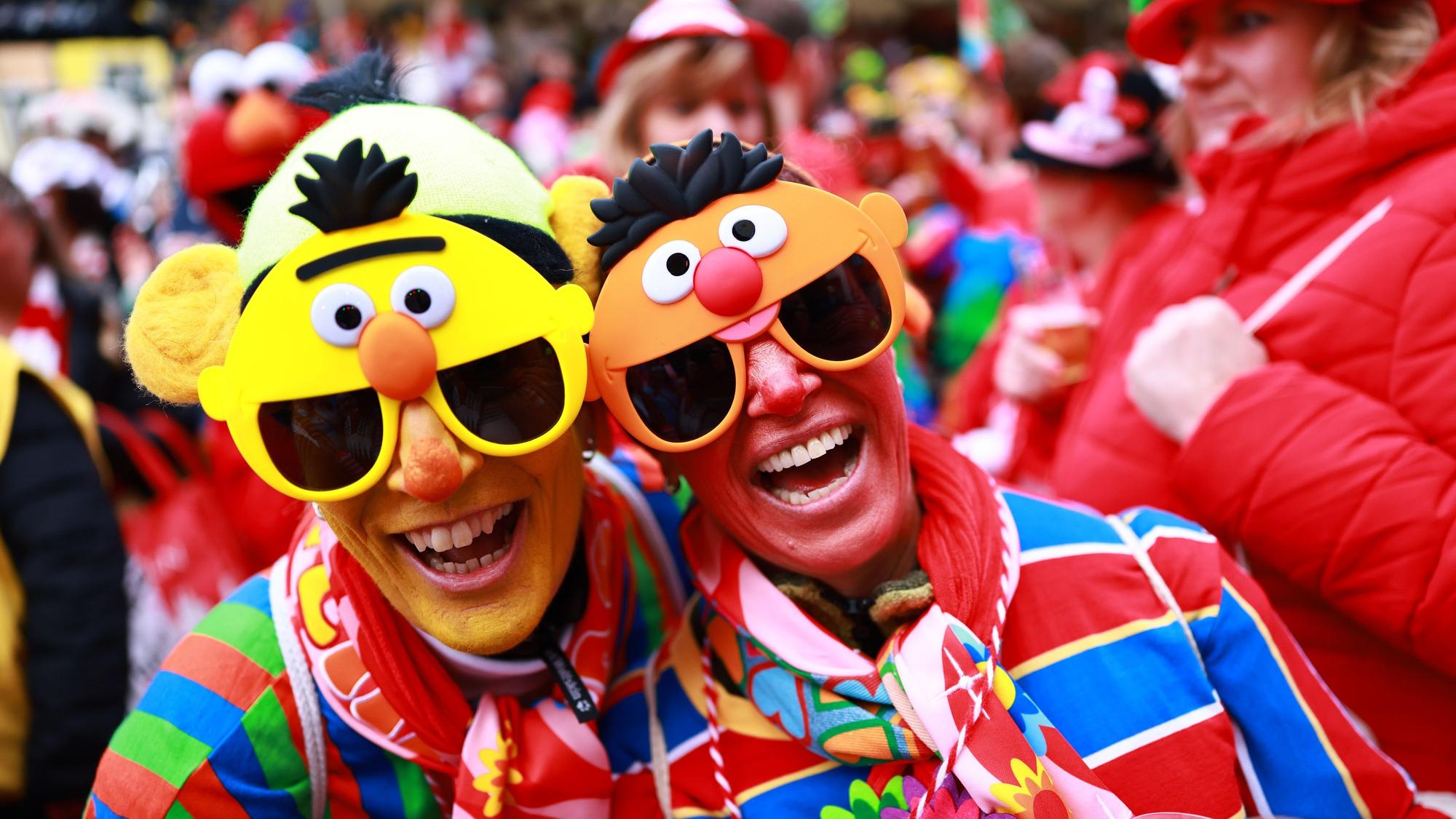 27.02.2025, Nordrhein-Westfalen, Köln: Jecken beginnen in ihren Kostümen auf dem Alter Markt den Karneval zu feiern. Am Donnerstag beginnt mit der Weiberfastnacht die Karnevalssession 2025 unter dem Motto "FasteLOVEnd - wenn Dräum widder blöhe". Foto: Rolf Vennenbernd/dpa +++ dpa-Bildfunk +++