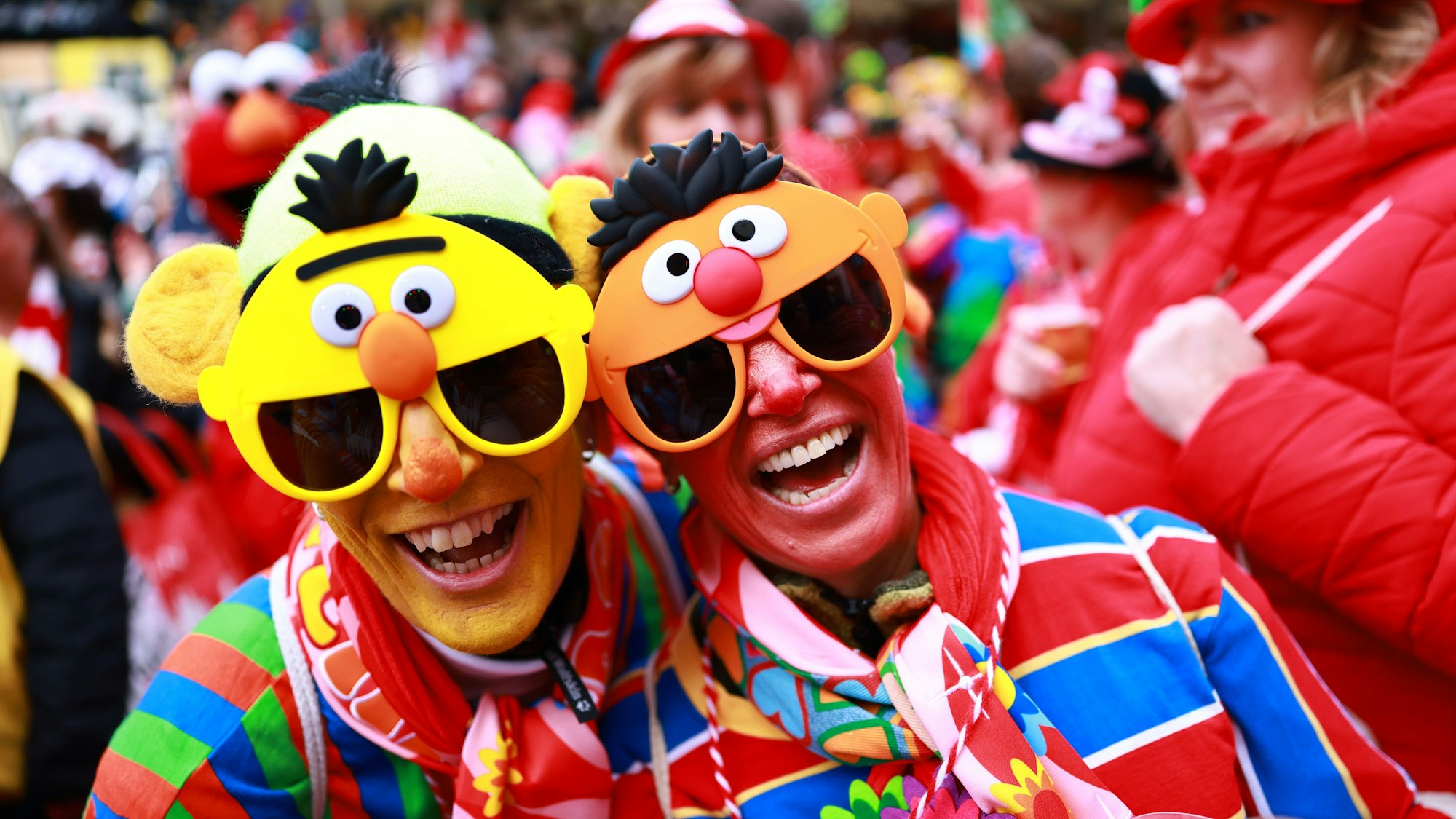 27.02.2025, Nordrhein-Westfalen, Köln: Jecken beginnen in ihren Kostümen auf dem Alter Markt den Karneval zu feiern. Am Donnerstag beginnt mit der Weiberfastnacht die Karnevalssession 2025 unter dem Motto "FasteLOVEnd - wenn Dräum widder blöhe". Foto: Rolf Vennenbernd/dpa +++ dpa-Bildfunk +++