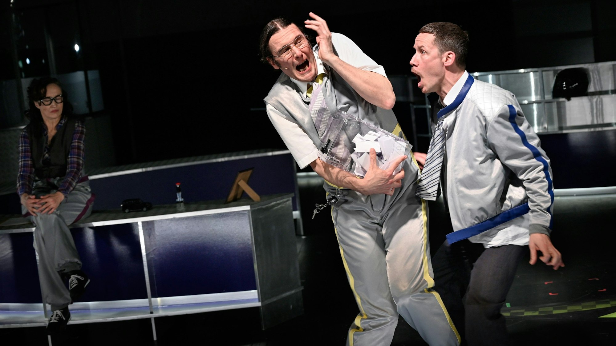 JEEPS
von Nora Abdel-Maksoud
Regie: Fritzi Wartenberg
Regie: Fritzi Wartenberg
Video & Bühne: Elena Scheicher
Kostüme: Polly Stephan
Musik/Komposition: David Rimsky-Korsakow
Licht: Jan Steinfatt
Dramaturgie: Sibylle Dudek