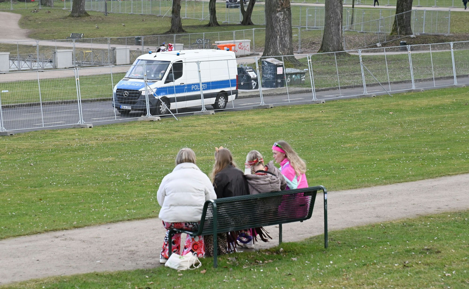 Ein bisschen Entspannung auf einer Bank muss auch während Weiberfastnacht mal drin sein.