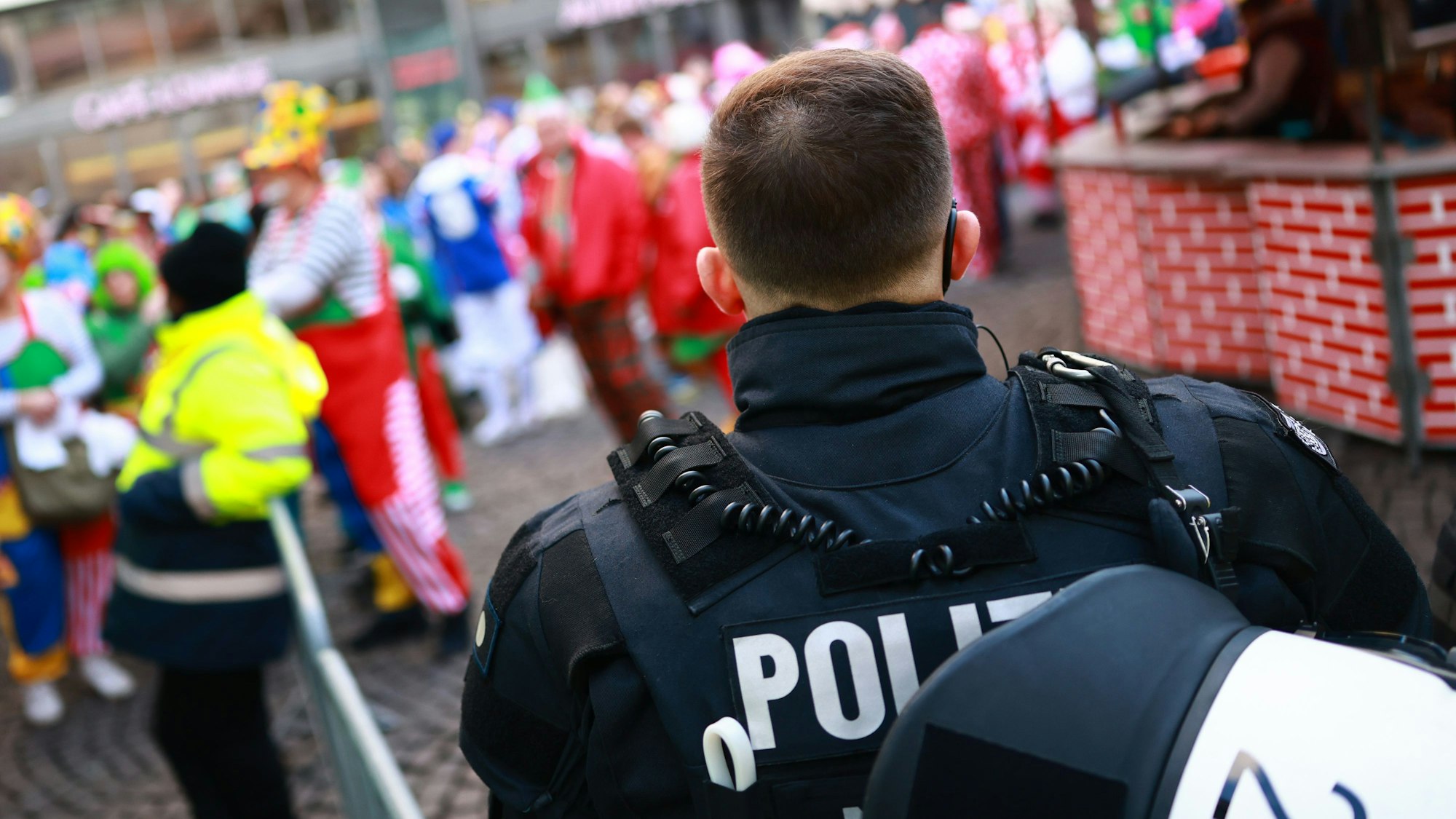 Polizisten sichern bereits in den frühen Morgenstunden die Straßen rund um den Alter Markt vor dem Beginn des Karnevals.
