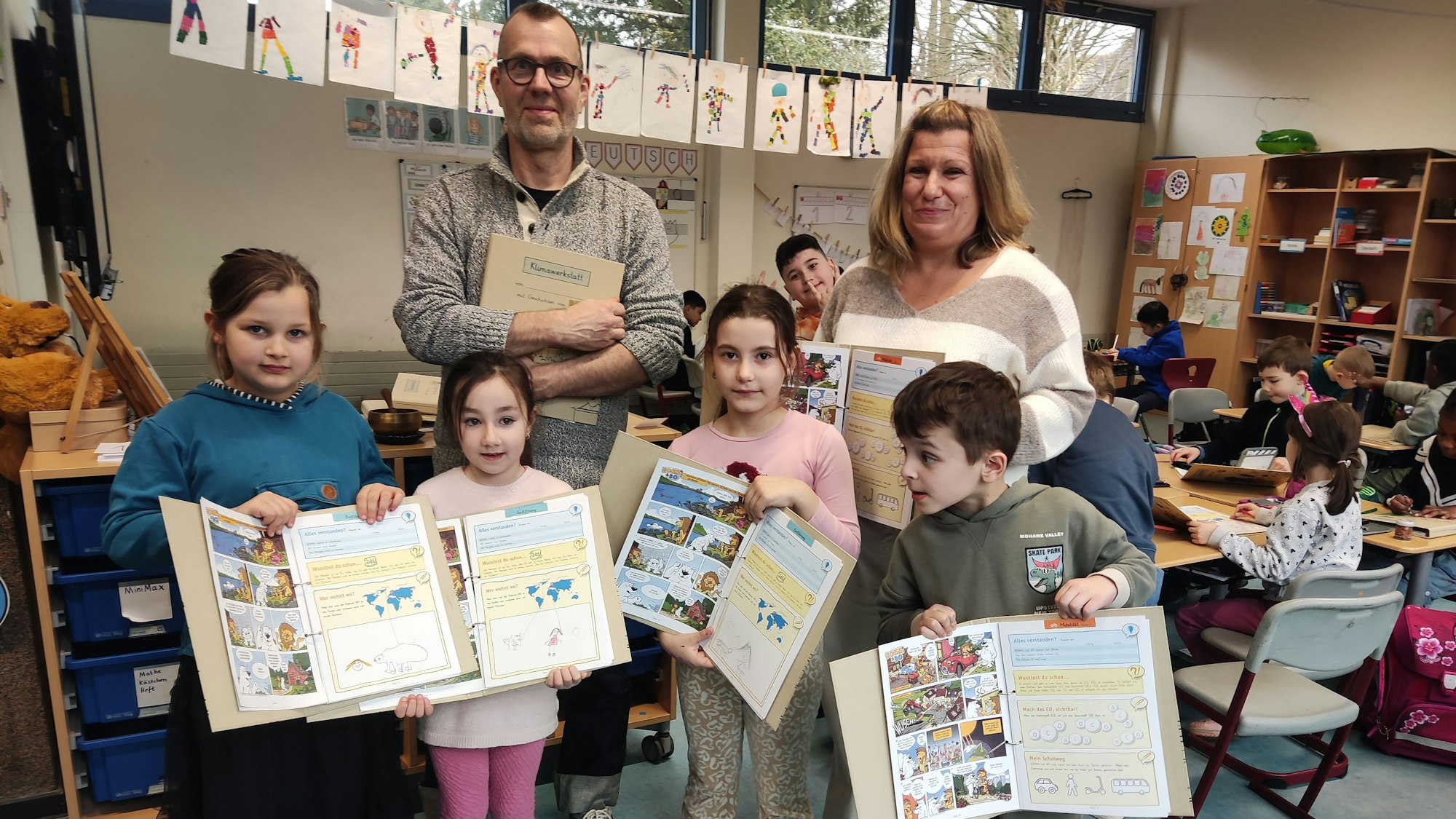 Elena, Ariana, Cristina und Mert aus der 1 a freuen sich über ihre Klimawerkstatt. (Außerdem: Matthias Knoblauch und Doris Hartlep) Klimawerkstatt Leverkusen