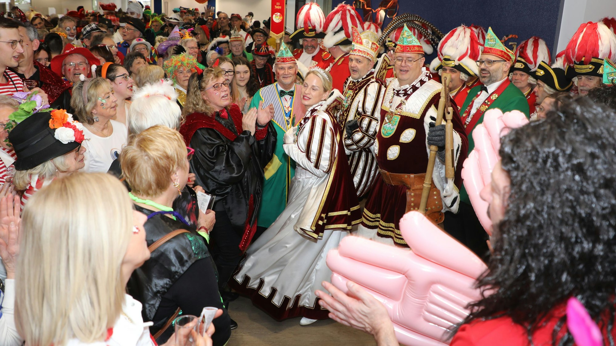 Jungfrau Steffi macht mächtig Stimmung beim Bankenkarneval in der VR Bank.