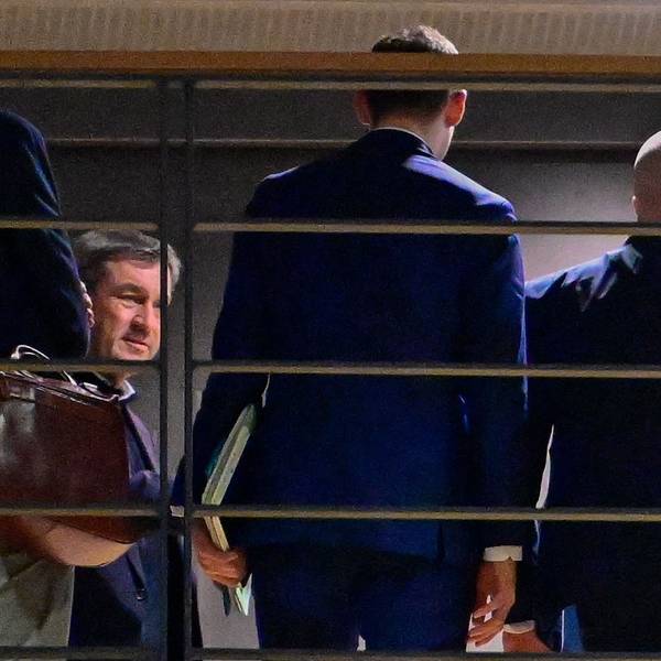 Friedrich Merz (r.), CDU-Bundesvorsitzender, und CSU-Chef Markus Söder (l.) gehen von einem ersten Sondierungsgespräch für eine schwarz-rote Bundesregierung ins Jakob-Kaiser-Haus.