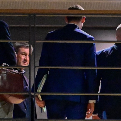 Friedrich Merz (r.), CDU-Bundesvorsitzender, und CSU-Chef Markus Söder (l.) gehen von einem ersten Sondierungsgespräch für eine schwarz-rote Bundesregierung ins Jakob-Kaiser-Haus.