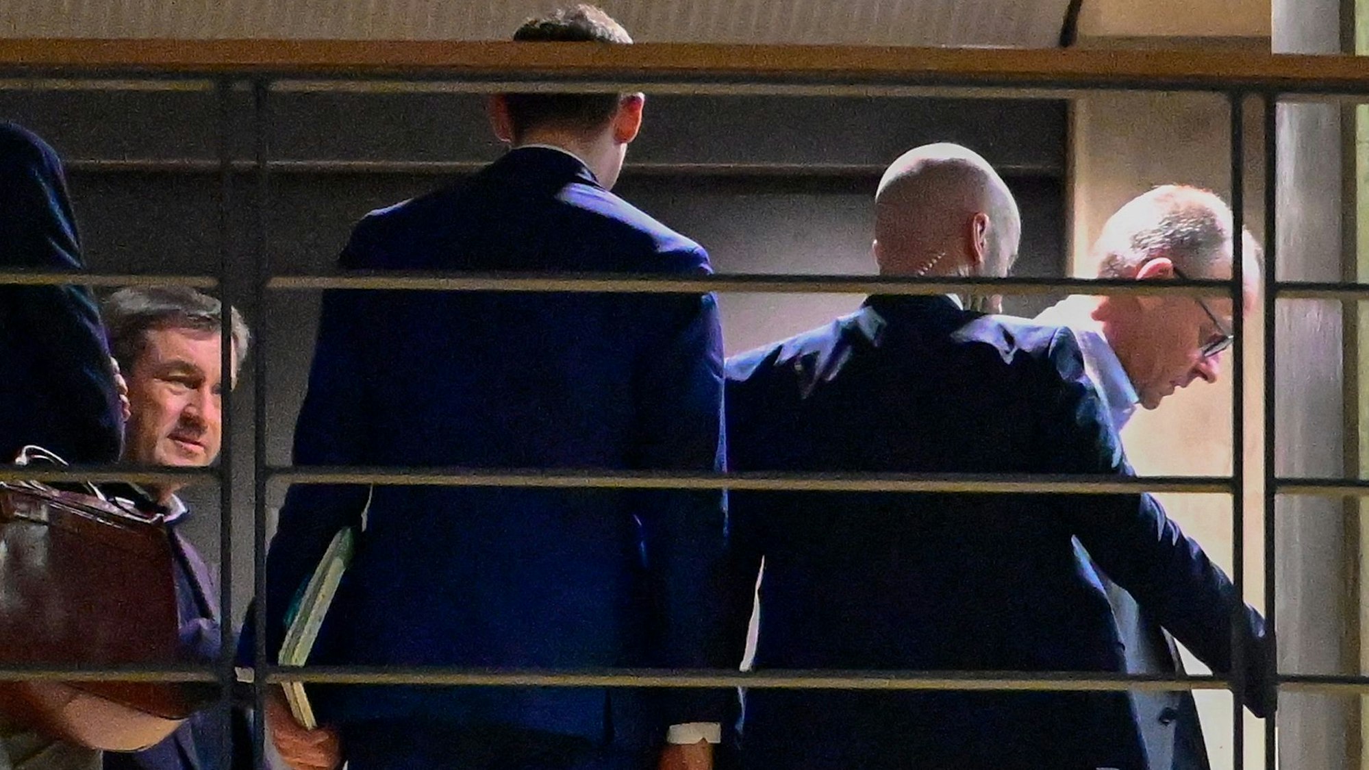 Friedrich Merz (r.), CDU-Bundesvorsitzender, und CSU-Chef Markus Söder (l.) gehen von einem ersten Sondierungsgespräch für eine schwarz-rote Bundesregierung ins Jakob-Kaiser-Haus.