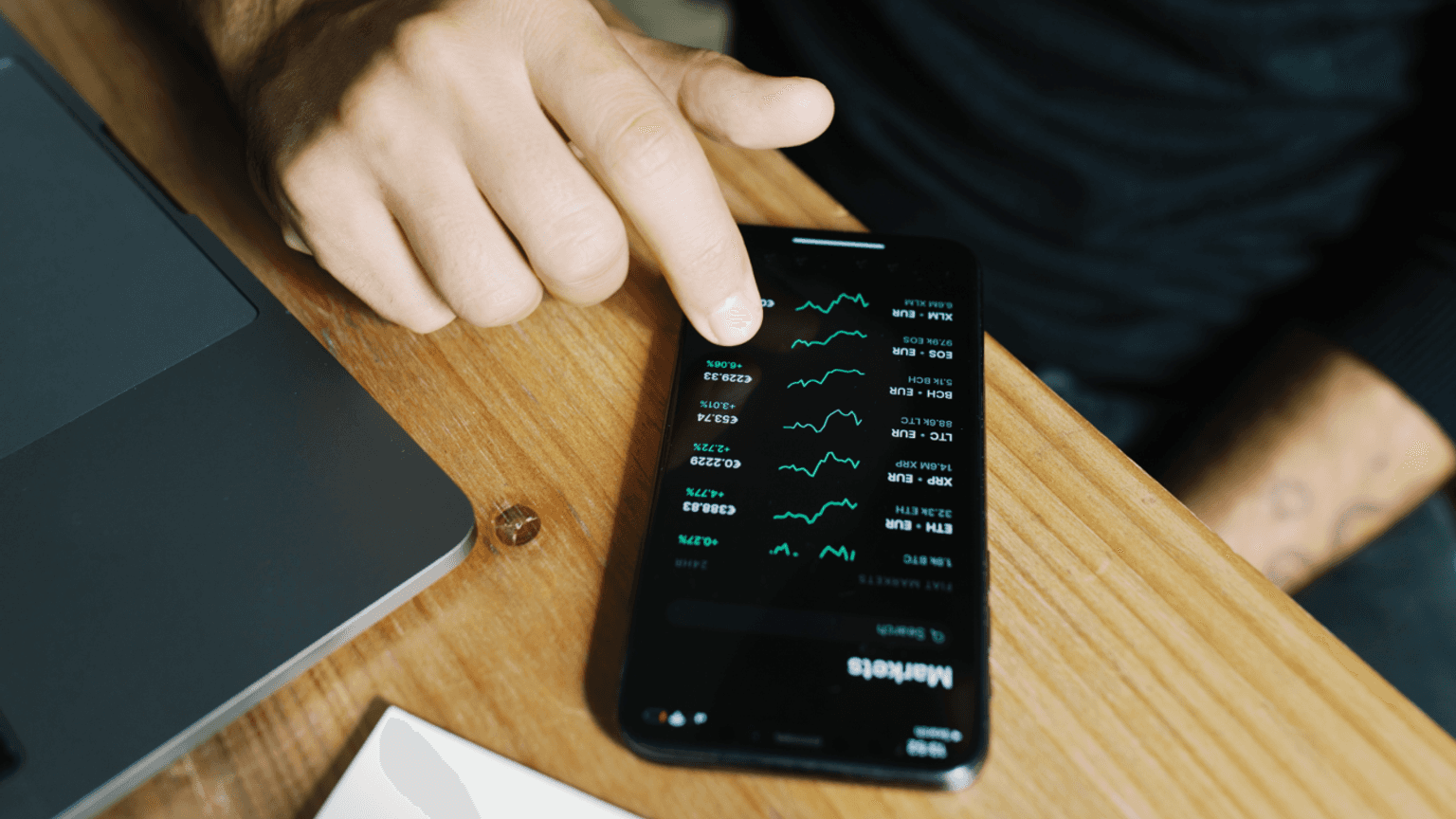 Die App eines Roboadvisors auf einem Smartphone Display auf einem Tisch.