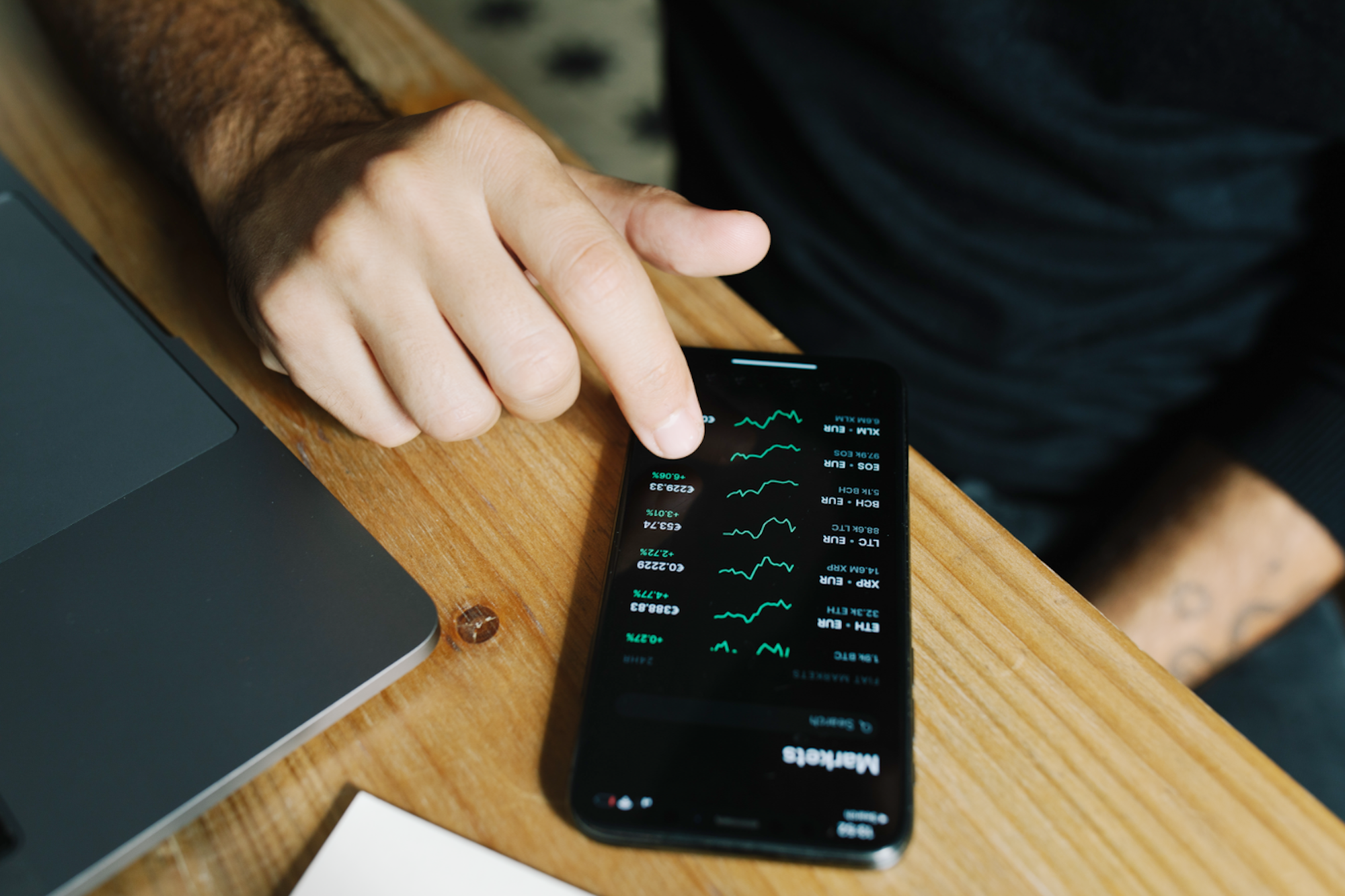 Die App eines Roboadvisors auf einem Smartphone Display auf einem Tisch.