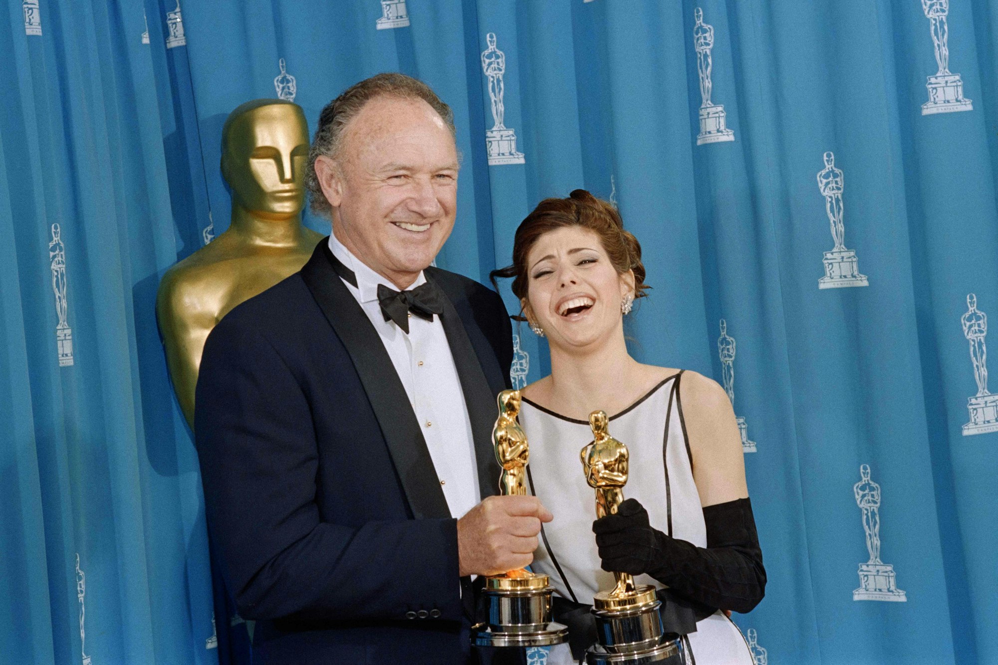 Das Foto zeigt die Schauspieler Gene Hackman (links) und Marisa Tomei mit ihren Oscars im Rahmen der Verleihung der Academy Awards 1993.
