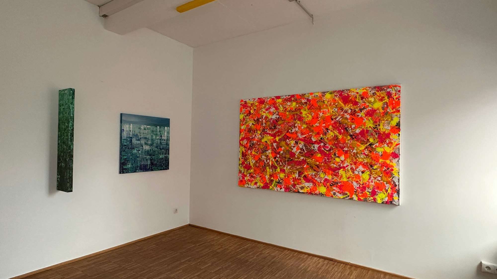 Gemälde hängen an einer Wand