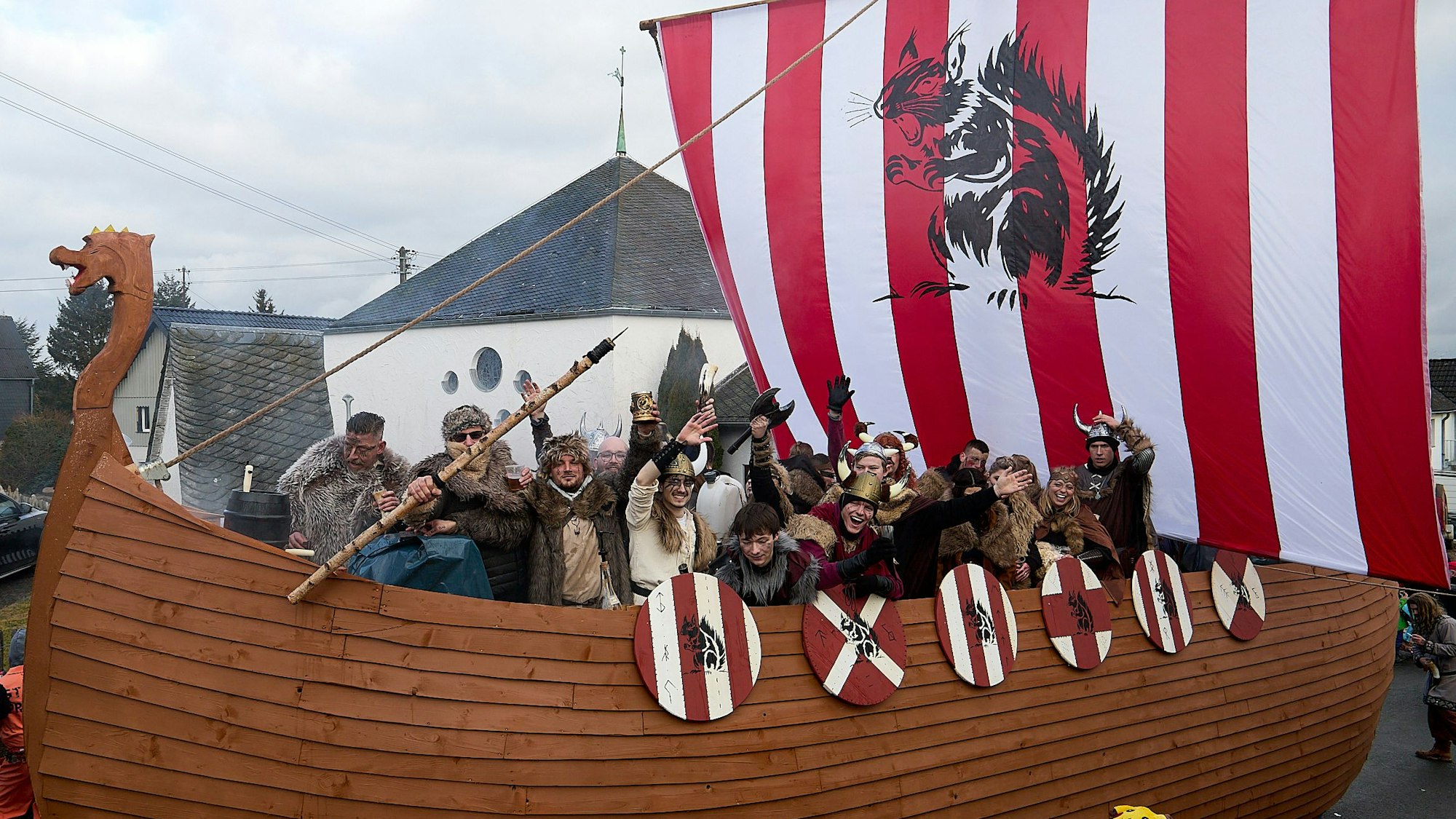 Ein komplettes Wikingerschiff hatten die Ettelscheider Eechhörnche als Wagen gebaut.