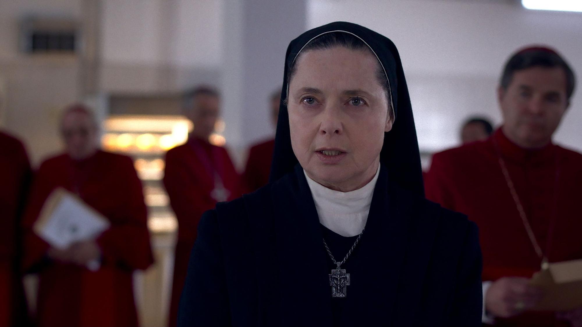 Isabella Rossellini ist als Nonne kostümiert und schaut in eine Kamera.