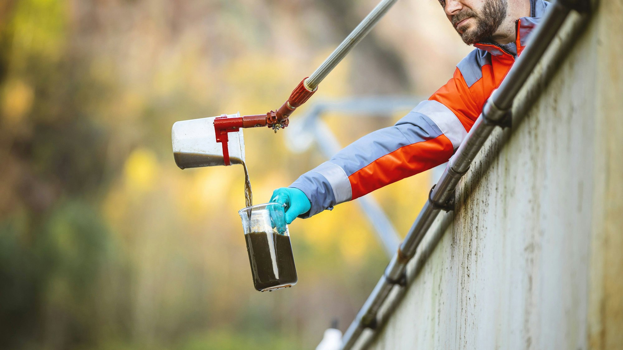 Für eine Untersuchung wird Abwasser entnommen.