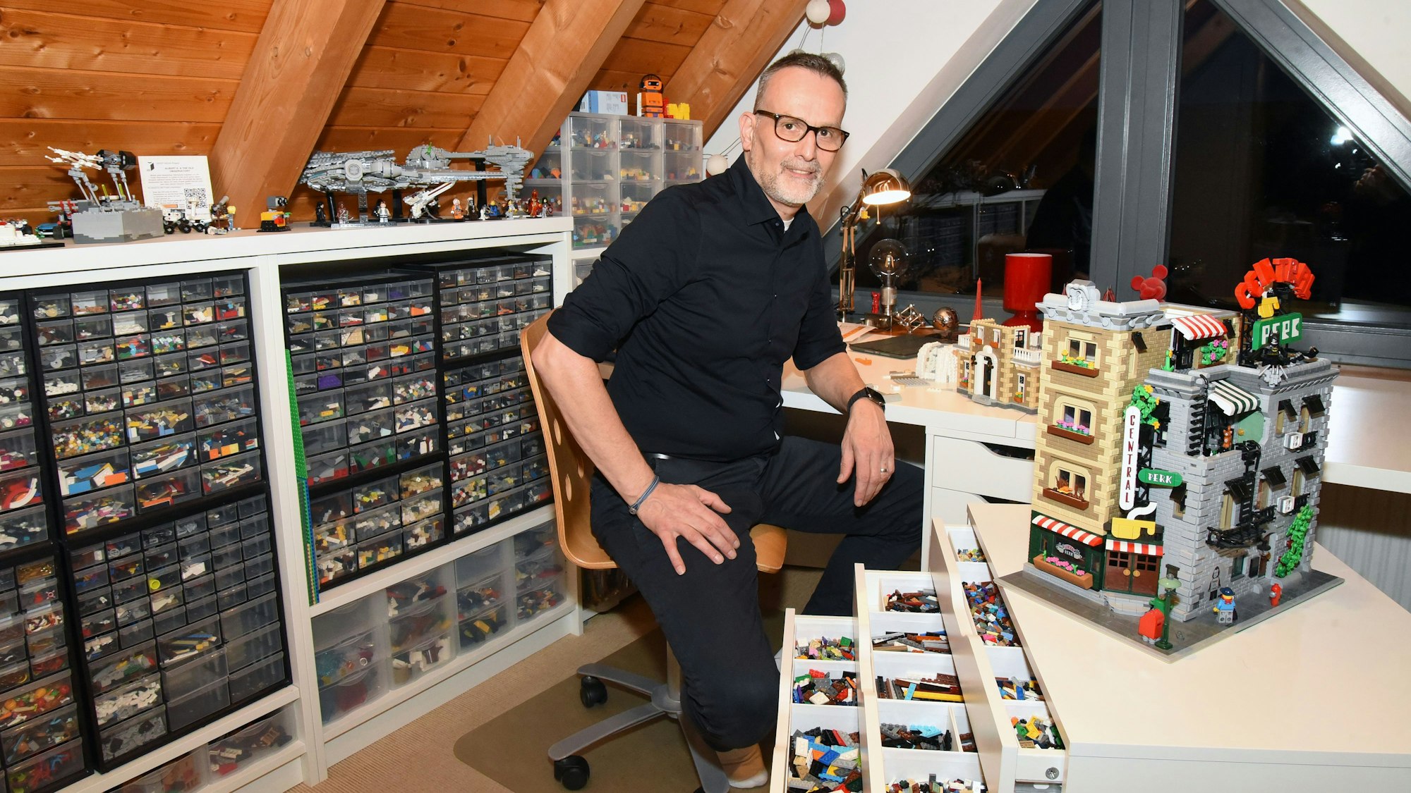 Inmitten vieler bunter Steine: Uwe Hensch.