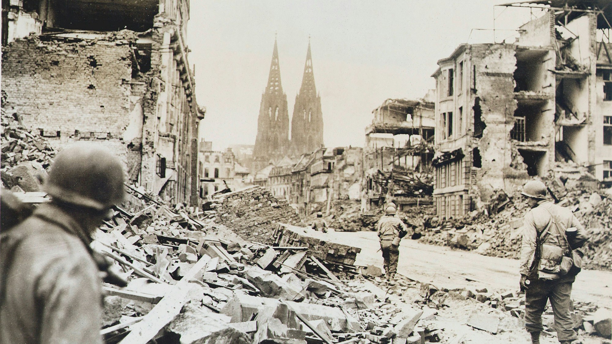 WWII: EUROPE: RUINS. U.S. troops advance through the ruins of Cologne, Germany, in March 1945. PUBLICATIONxNOTxINxUSAxCANxUKxFRAxESPxJPN Copyright: xGRANGERx/xGRANGERx 0043724