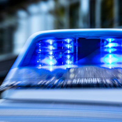 Das Bild zeigt ein Blaulicht auf einem Streifenwagen.