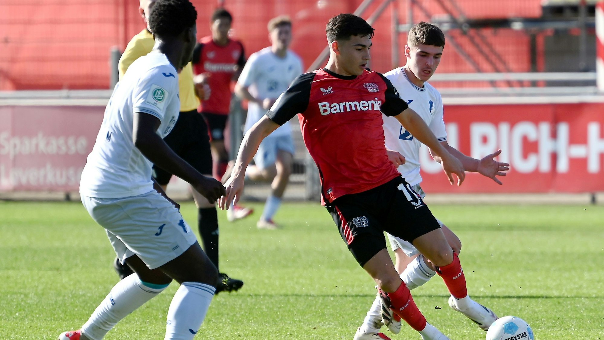 23.02.2025, Fussball-A-Jugend-Bayer 04 Leverkusen-TSG Hoffenheim
rechts: Alejo Sarco Castro (Bayer)
Foto: Uli Herhaus