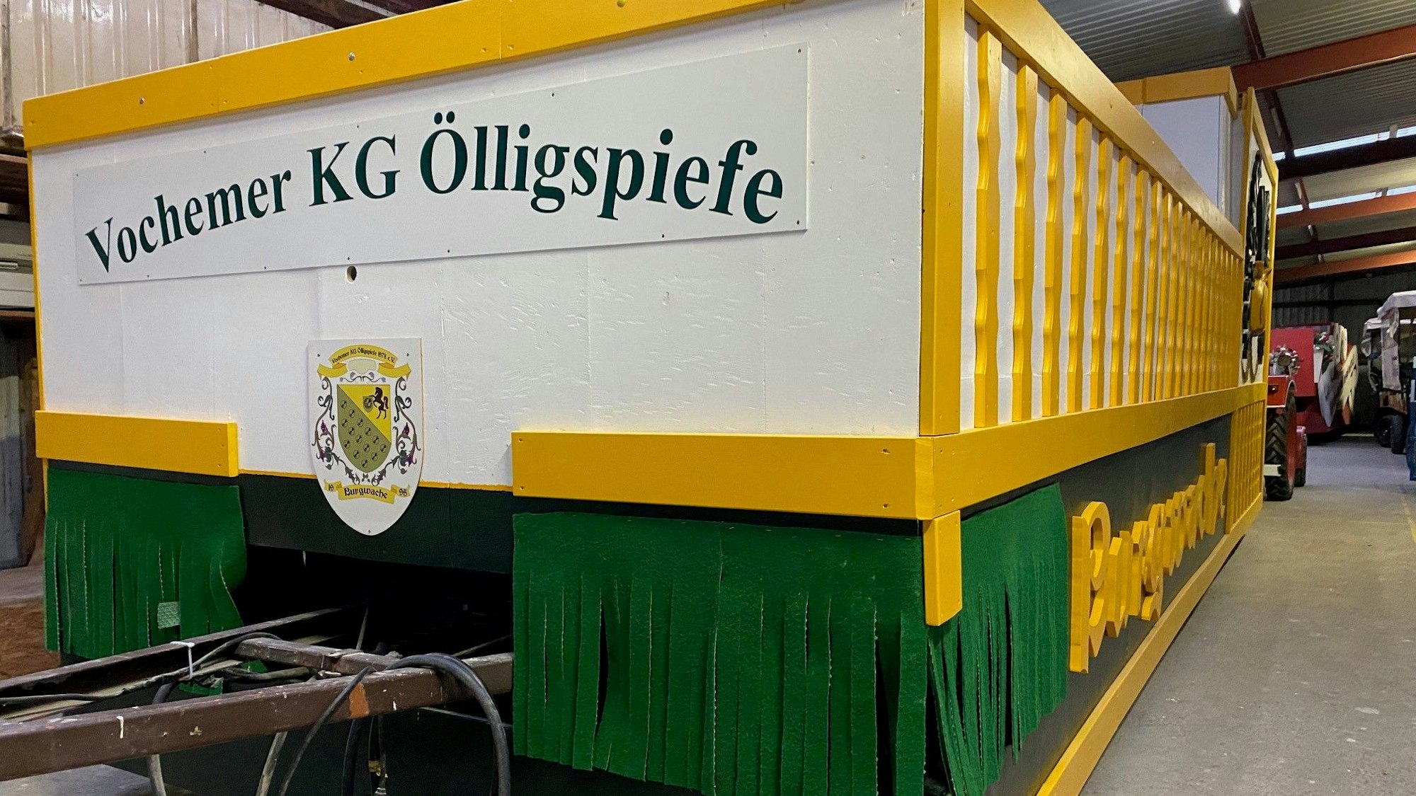 Zu sehen ist der Festwagen in einer Halle.