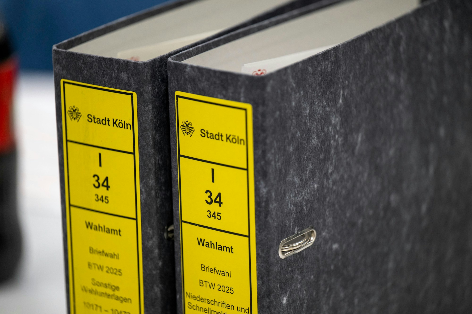 Ordner der Stadt Köln im Briefwahlzentrum in der Kölnmesse.