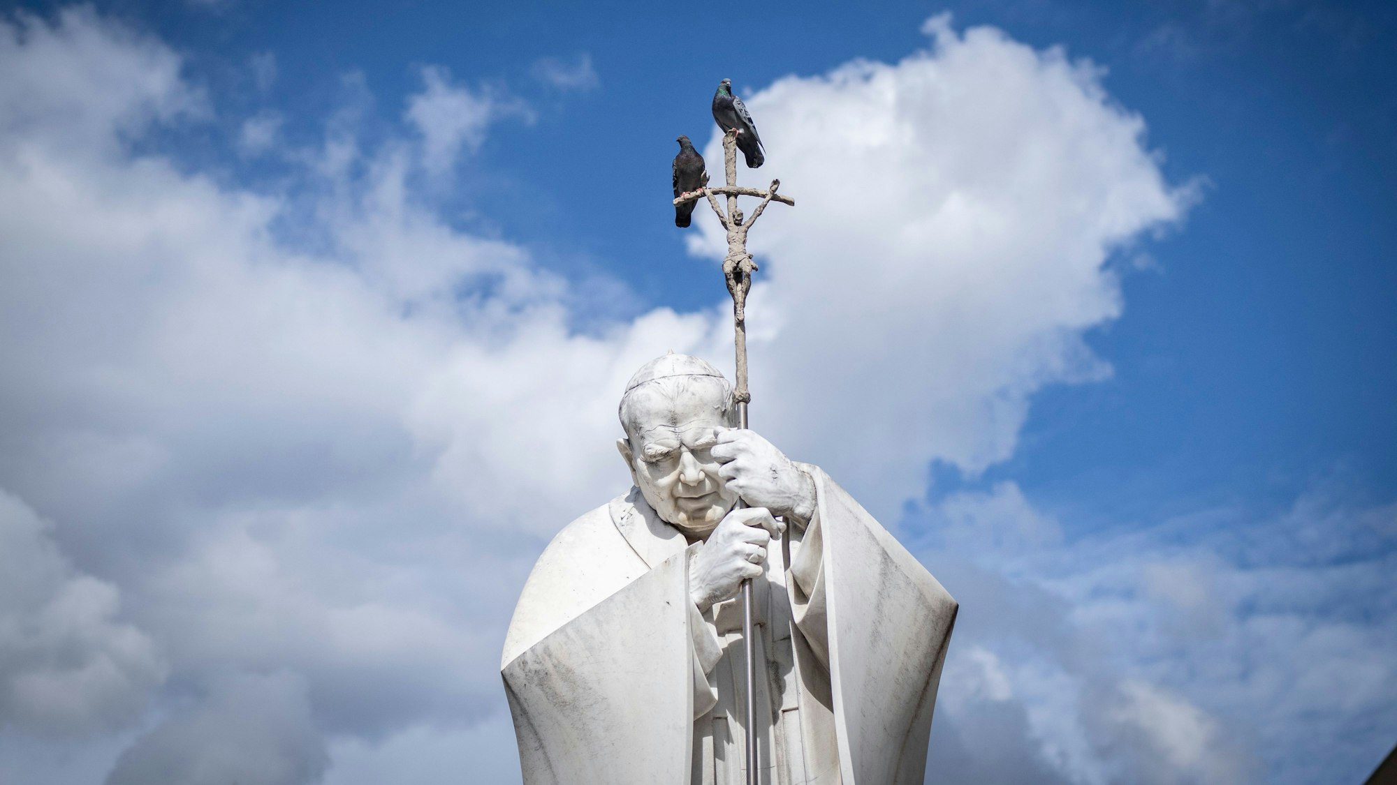 Tauben sitzen auf einer Statue von Papst Johannes Paul II. vor der Poliklinik Agostino Gemelli, wo Papst Franziskus weiterhin im Krankenhaus liegt.