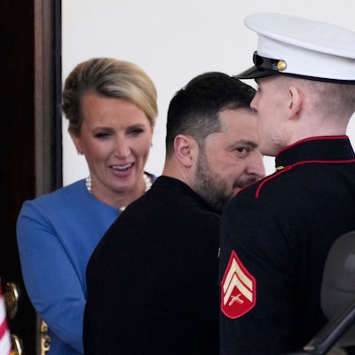 28.02.2025, USA, Washington: Der ukrainische Präsident Wolodymyr Selenskyj (M) verlässt nach einem Treffen mit US-Präsident Trump das Weiße Haus. Foto: Ben Curtis/AP/dpa +++ dpa-Bildfunk +++