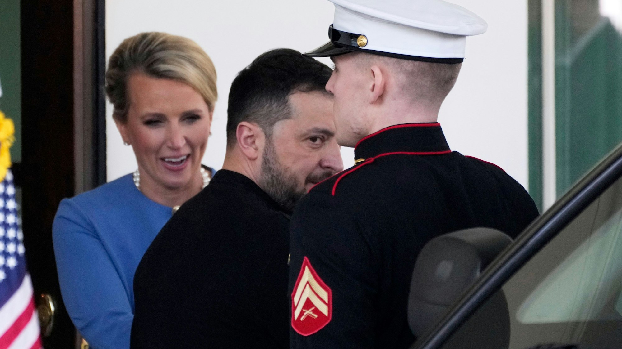 28.02.2025, USA, Washington: Der ukrainische Präsident Wolodymyr Selenskyj (M) verlässt nach einem Treffen mit US-Präsident Trump das Weiße Haus. Foto: Ben Curtis/AP/dpa +++ dpa-Bildfunk +++